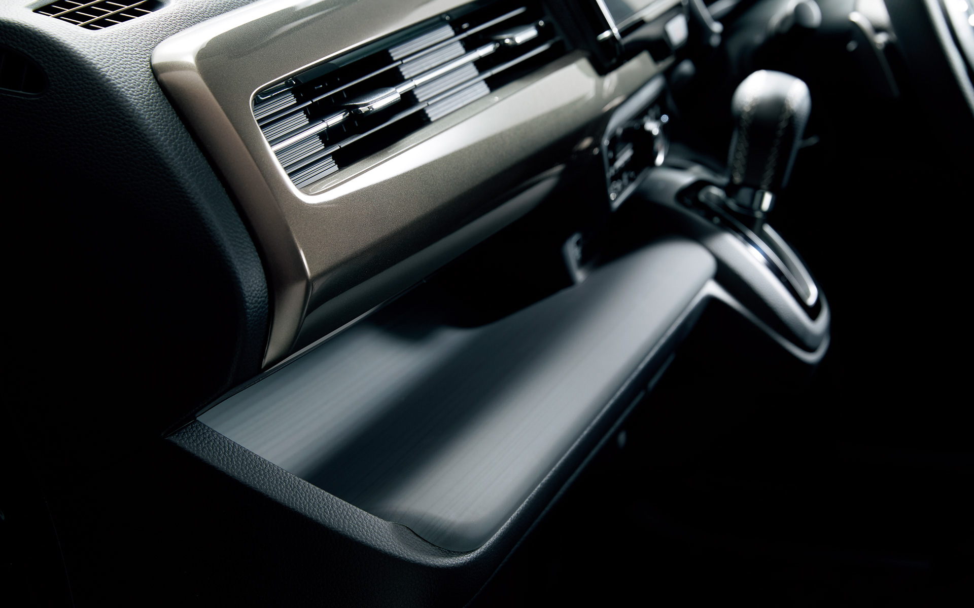 N-WGN Custom用インテリアパネル（黒木目調/インパネトレー＋ドアスイッチパネル部）は2万6400円