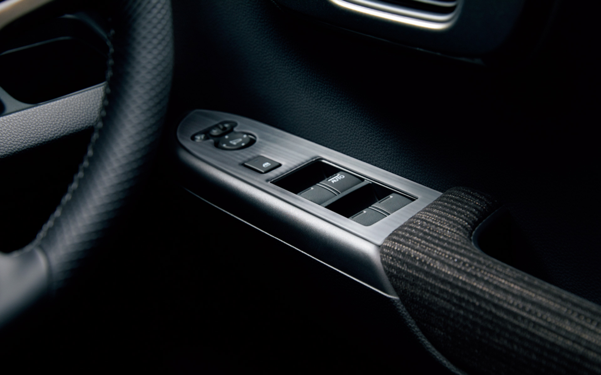 N-WGN Custom用インテリアパネル（黒木目調/インパネトレー＋ドアスイッチパネル部）は2万6400円