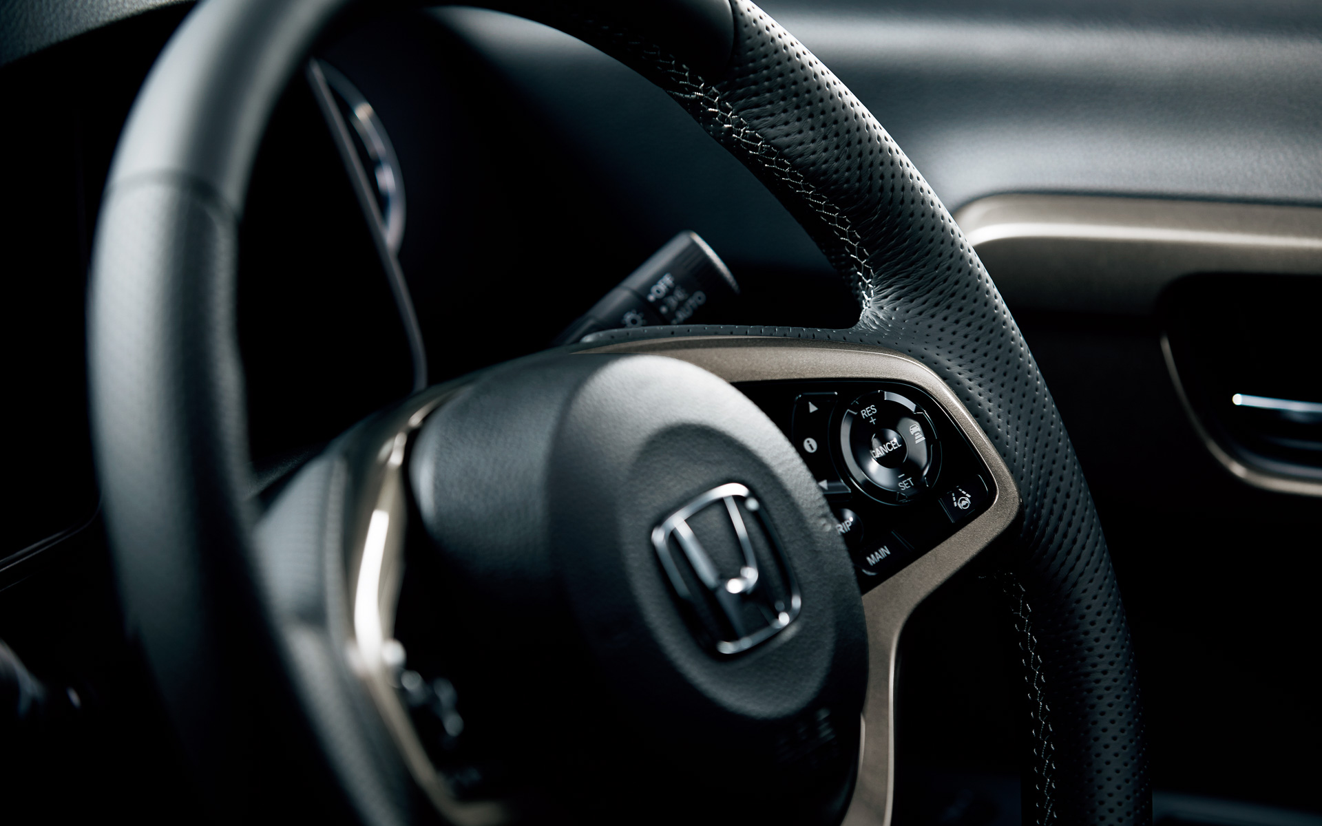 ステアリングホイール（本革製/ブラック×シルバーステッチ）。4万9500円