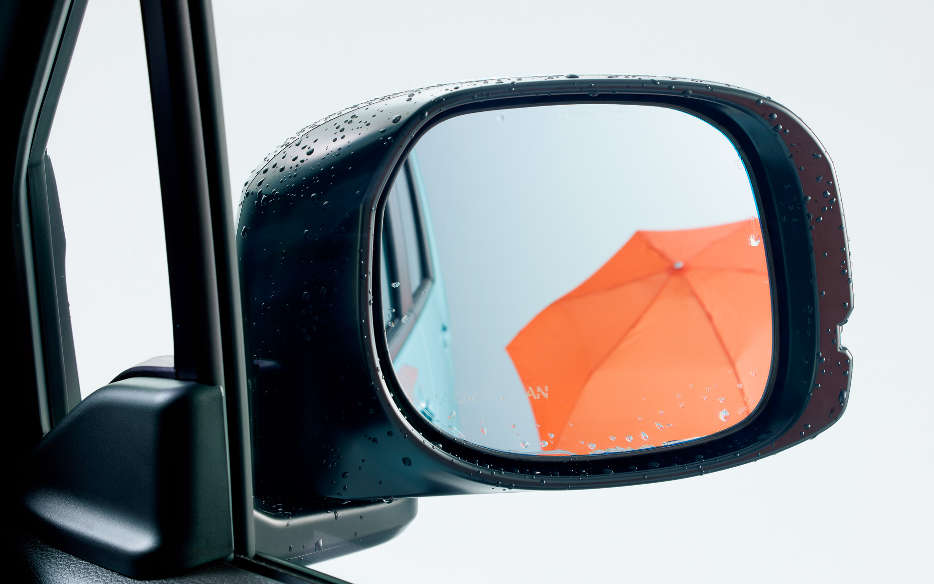 アクアクリーンミラー（親水式ドアミラー）は左右セットで1万780円（プラチナホワイト・パール、グロッシーカッパー・メタリックは2200円高）