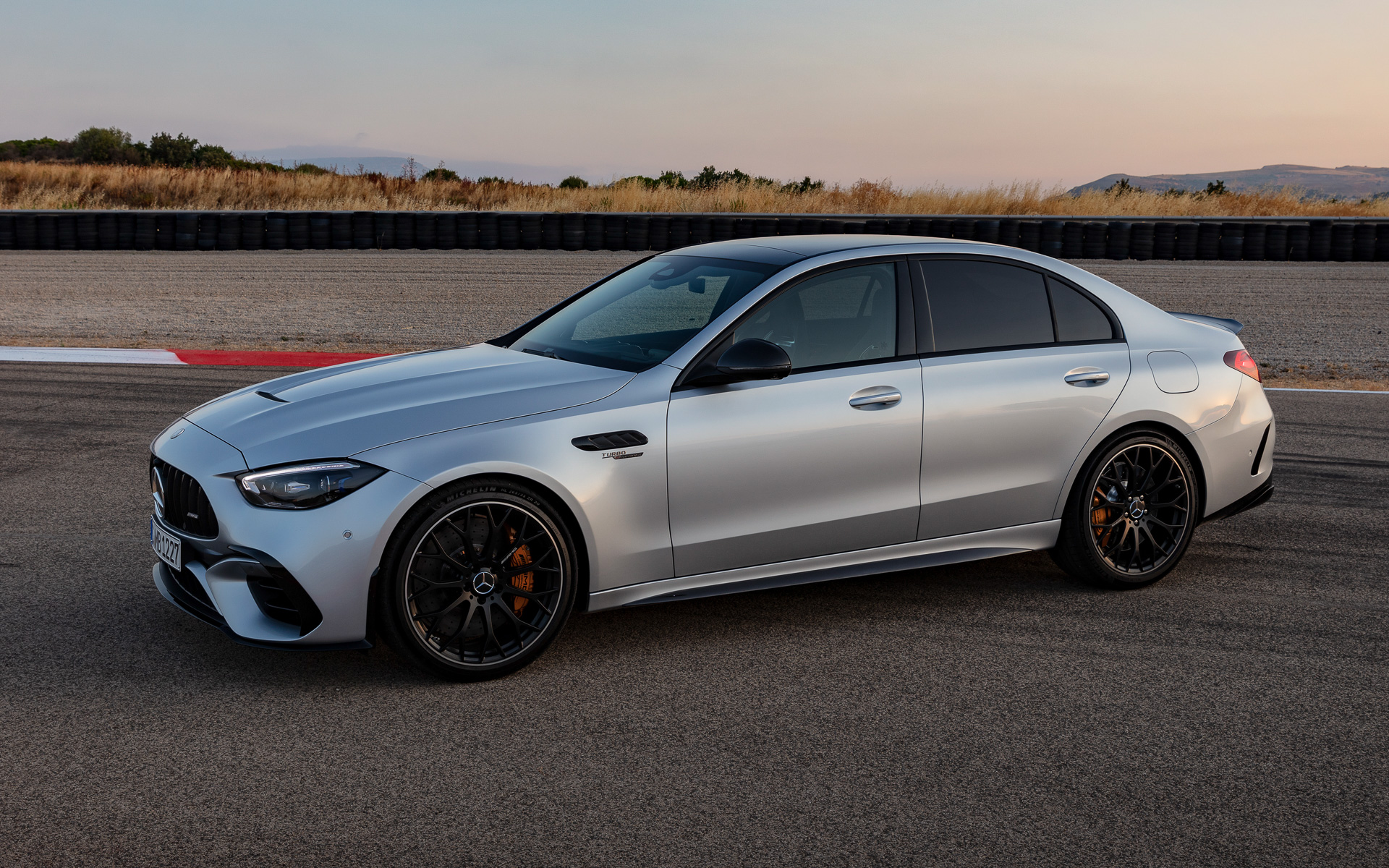 全長は83mm、全幅は76mm拡大している