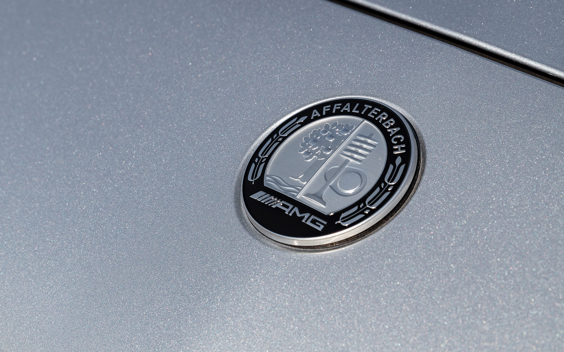 月桂樹をあしらったAMGエンブレム