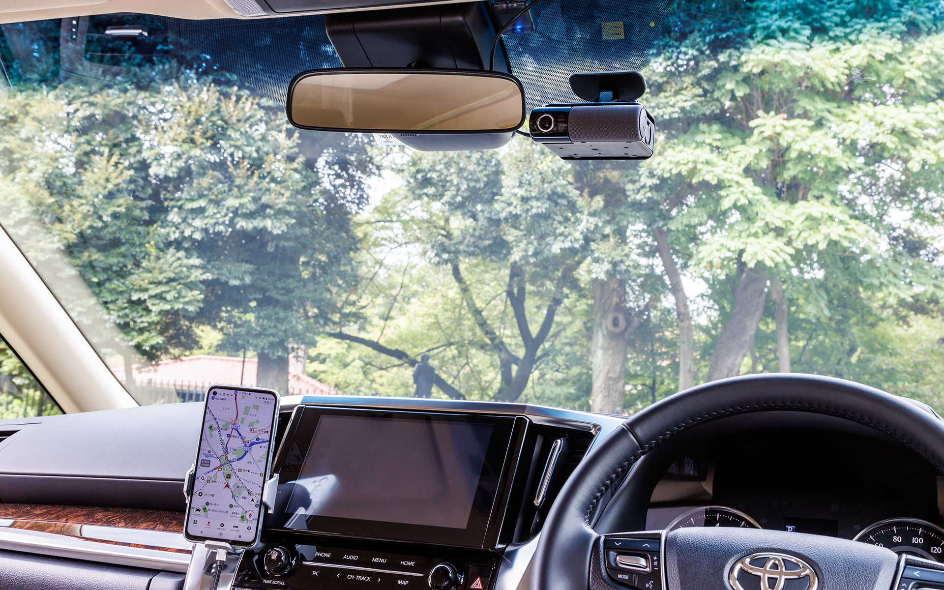 ナビによっては曲がるポイントを伝えるワードとして「残りの距離」を使うものもあるが、普段の生活で「距離」を明確に意識することはないだけに「あと200m」と言われても「思い浮かべる距離」と「実際の距離」とは誤差が大きそうなので、音声のみの案内であれば距離より目印の方が断然分かりやすい