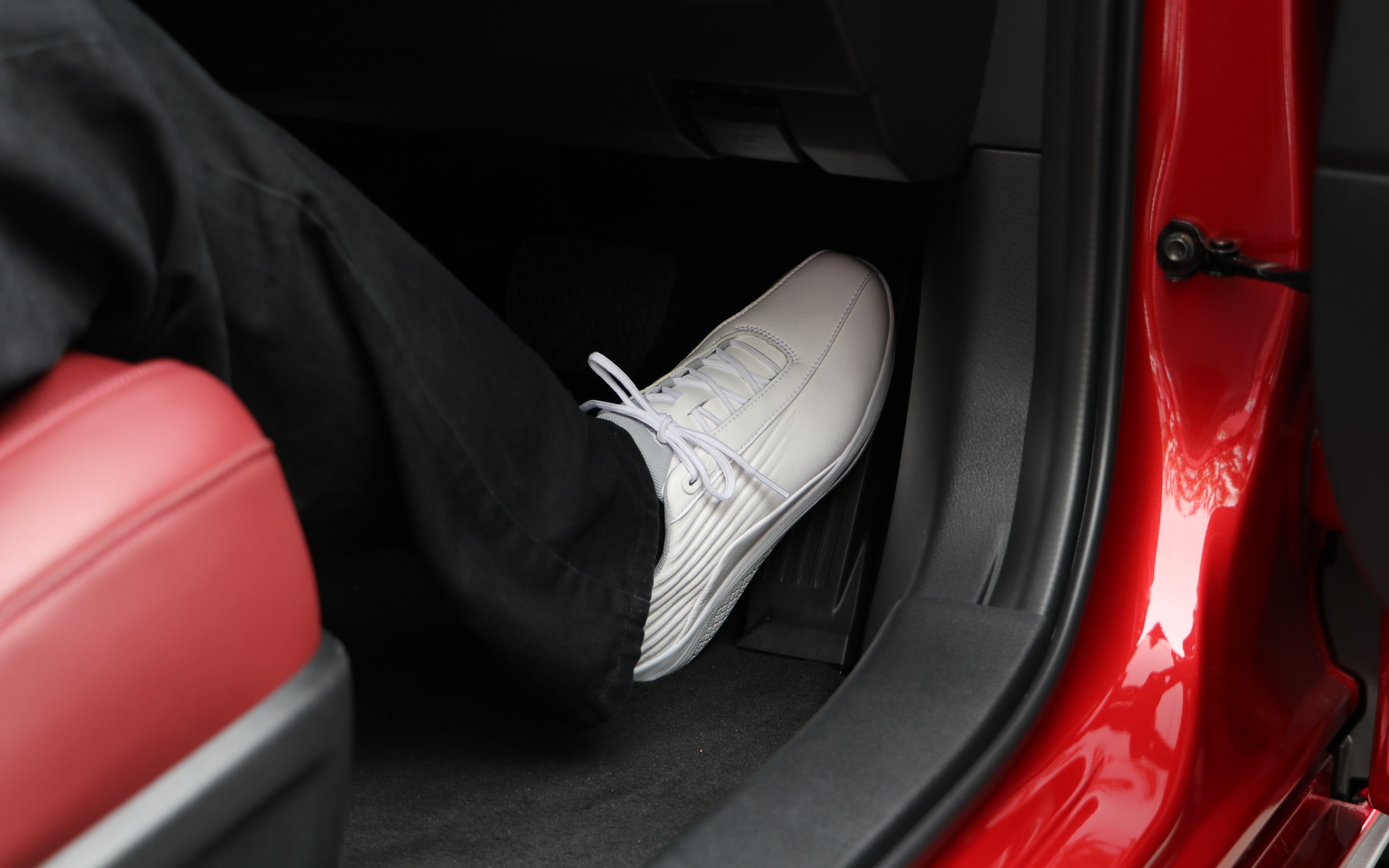 セダンの運転席にも座ってみた。SUVやミニバンより足下の空間は狭いが操作に違和感はなし