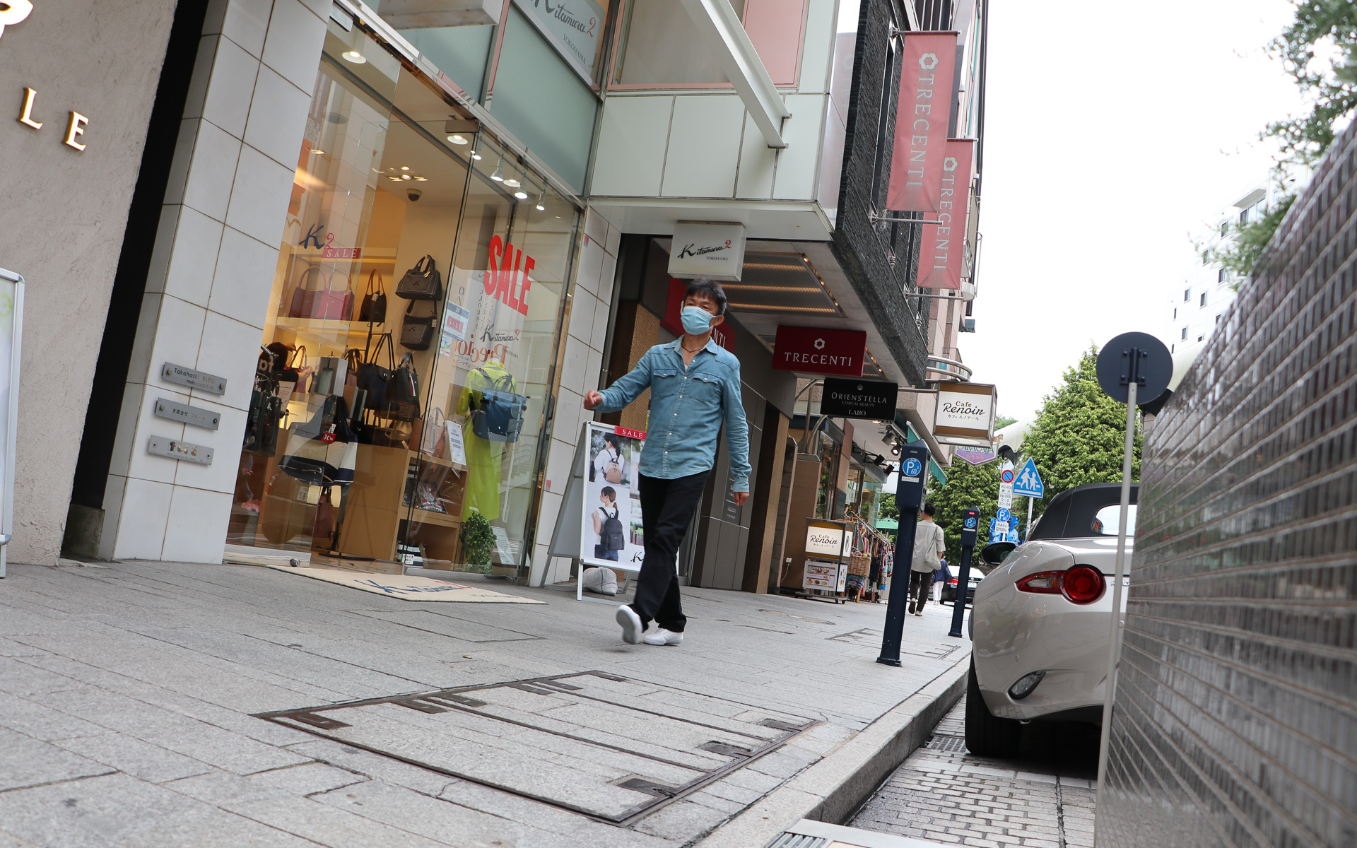 ソールに厚みがあるので街を歩いても疲れにくい