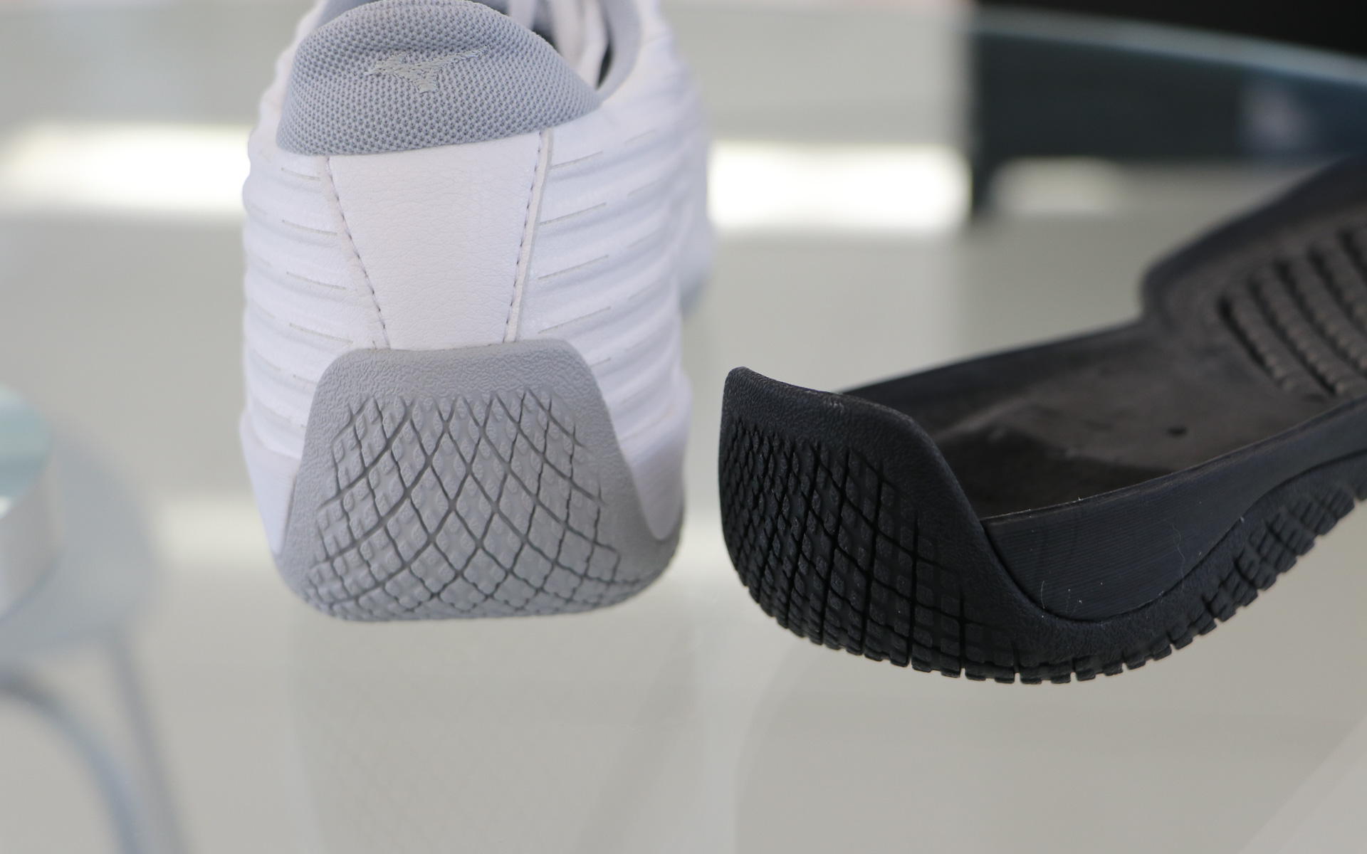 かかと部分のゴムを巻き上げることでペダル操作性を高めている