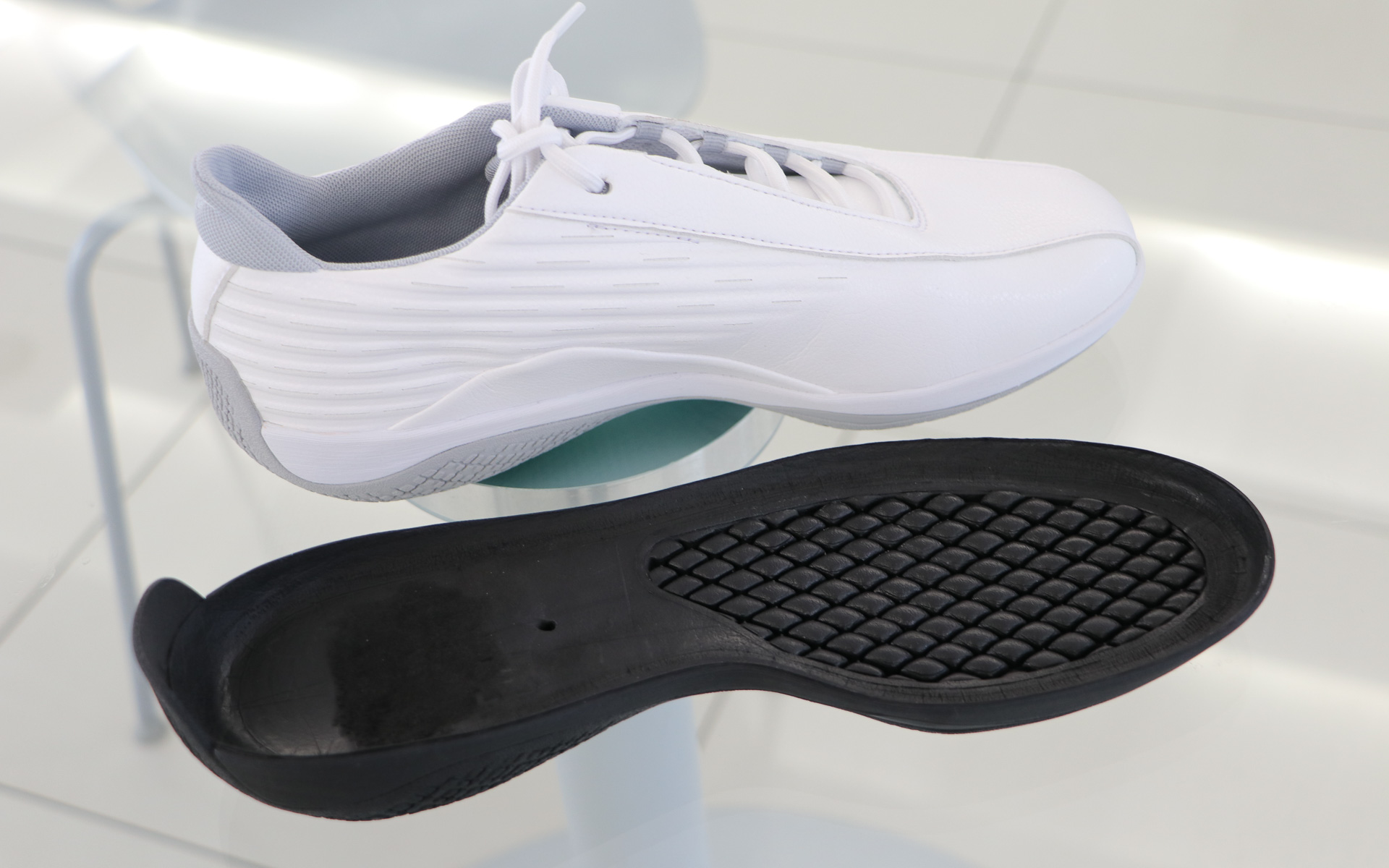 MIZUNO COBの上に直接足が乗る訳ではなく、足の裏で凸凹を感じられる程度の薄いインナーが装着される