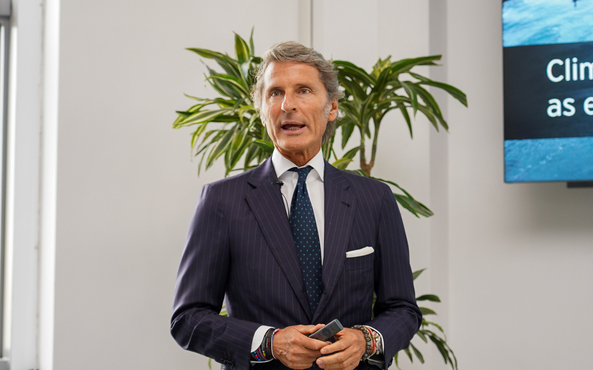 イタリアにあるランボルギーニのファクトリーで講演するランボルギーニ CEO ステファン・ヴィンケルマン氏