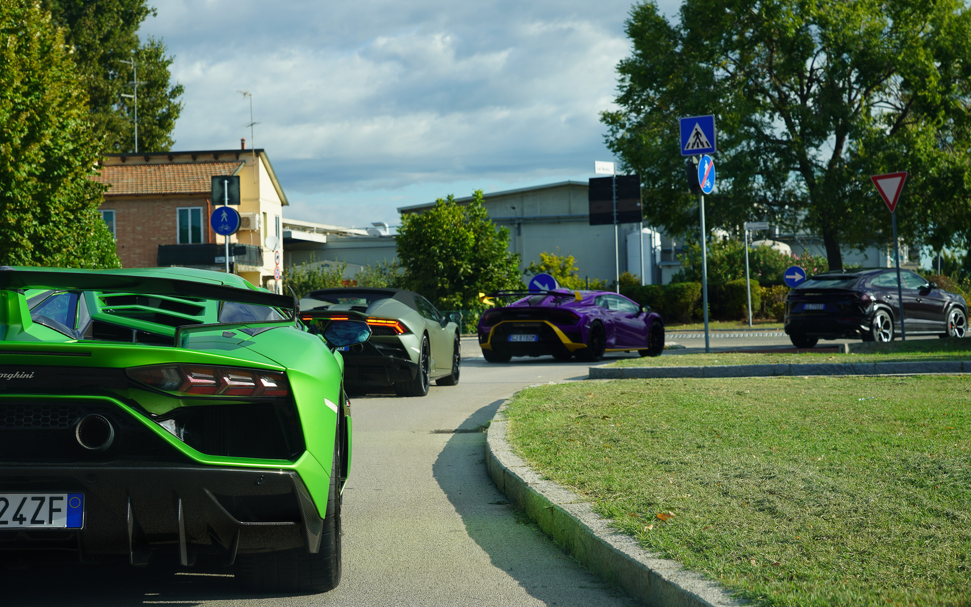 イタリア現地では、ランボルギーニ「アヴェンタドール」「ウラカン」「ウルス」などに乗って移動した