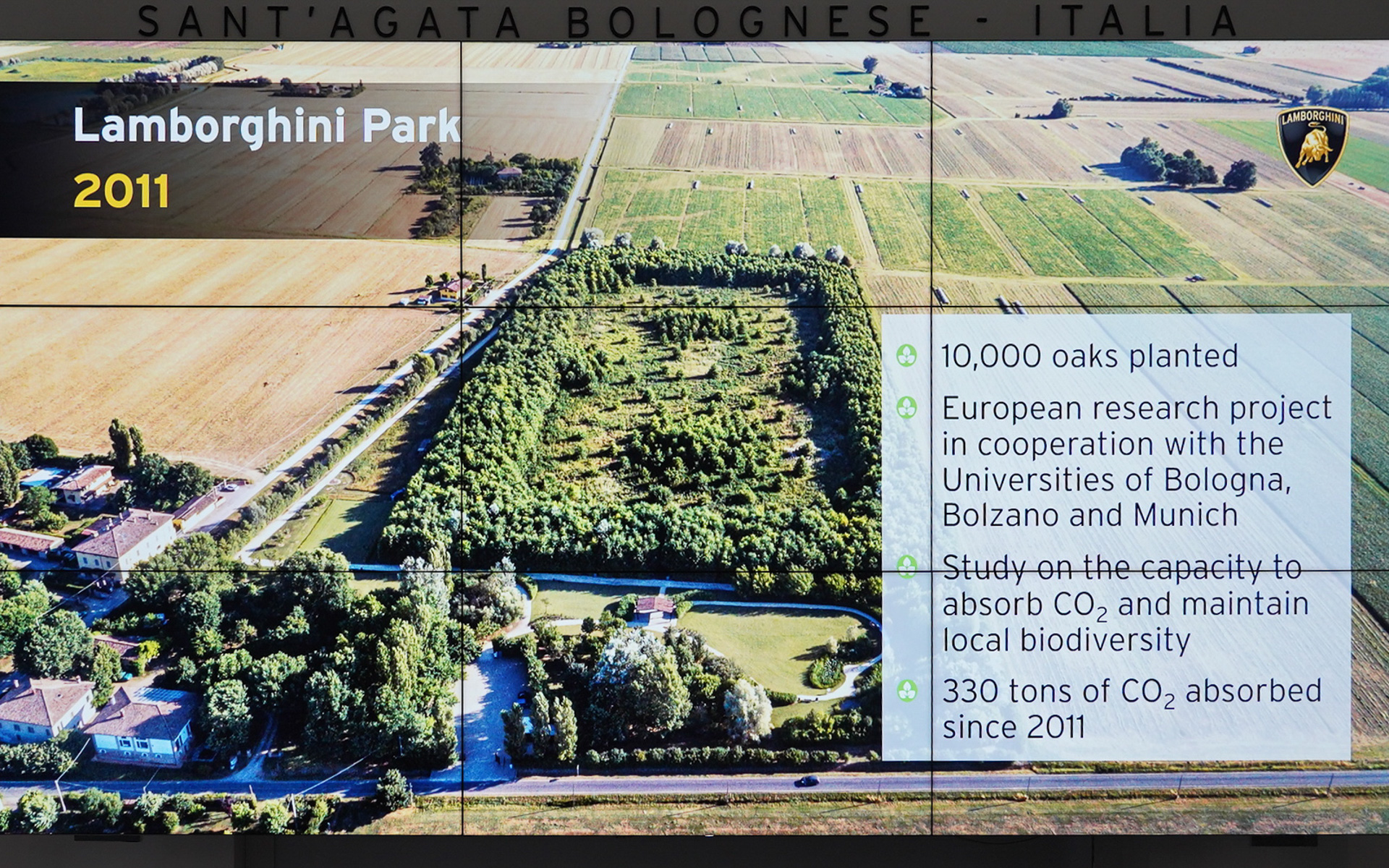 工場に隣接する敷地にランボルギーニ・パークを作っている