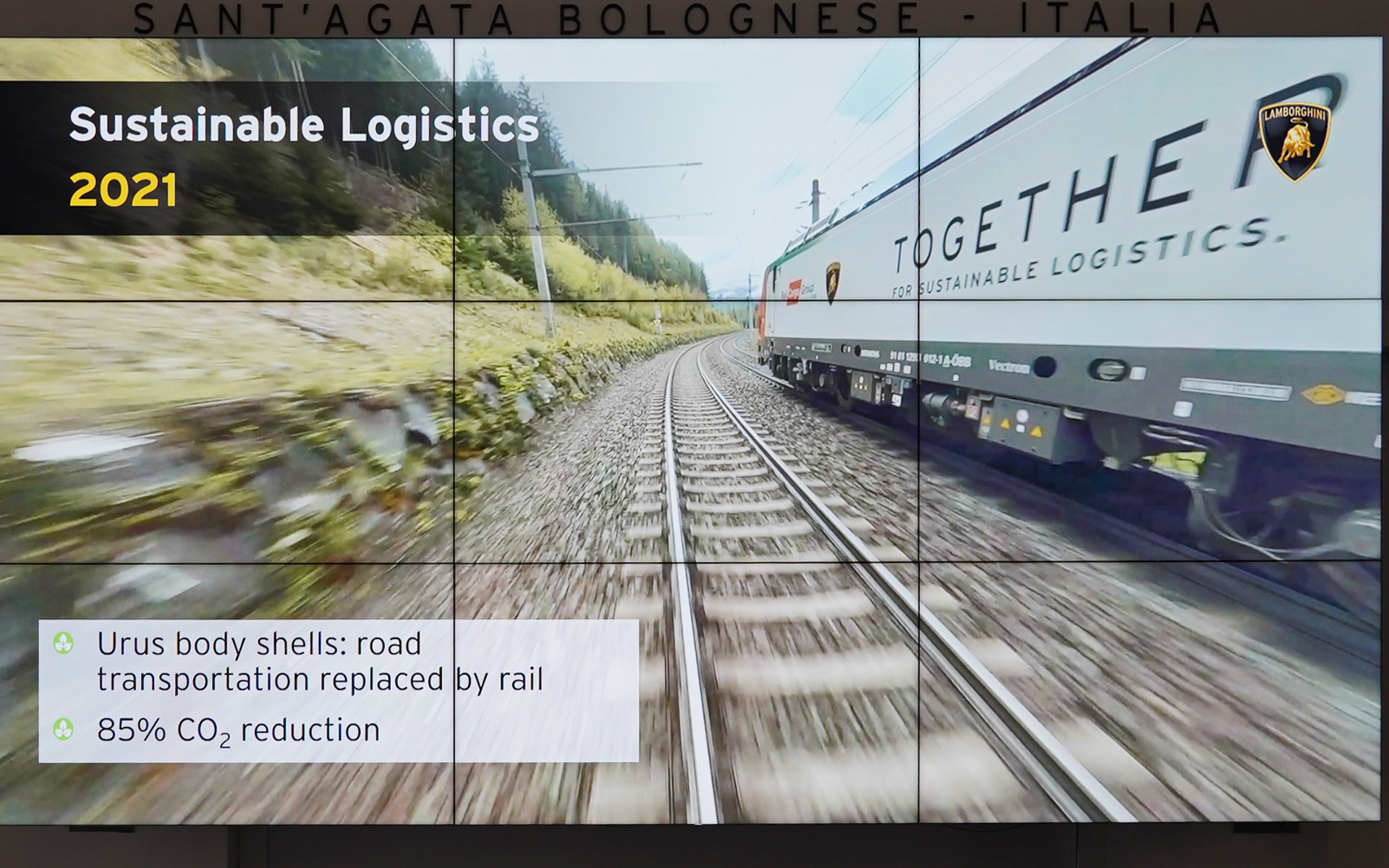 車体は電車で輸送