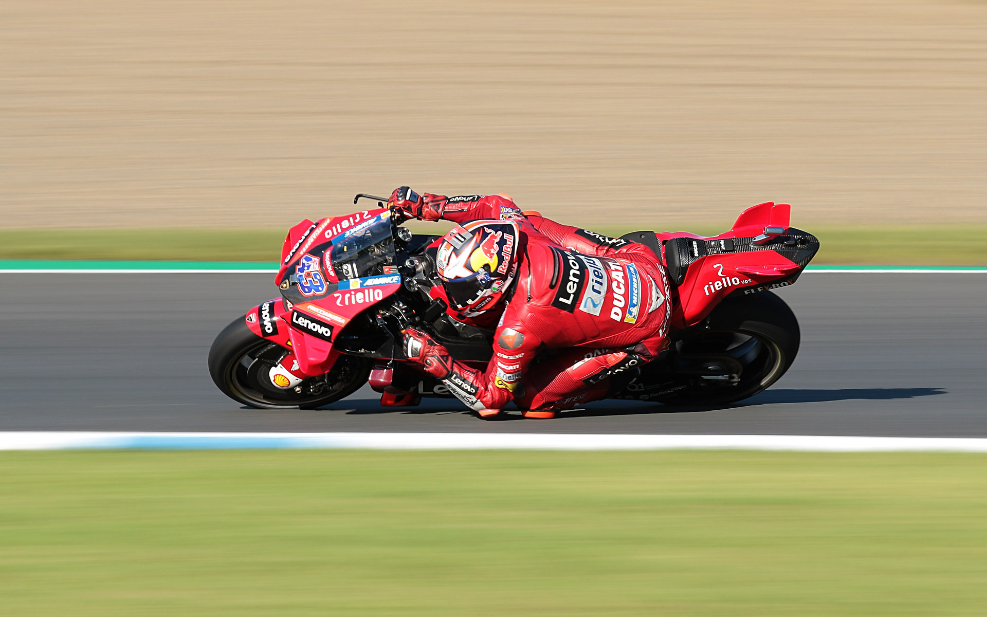 ジャック・ミラー選手（Ducati Lenovo Team）はレースベストラップも1分45秒198で更新した