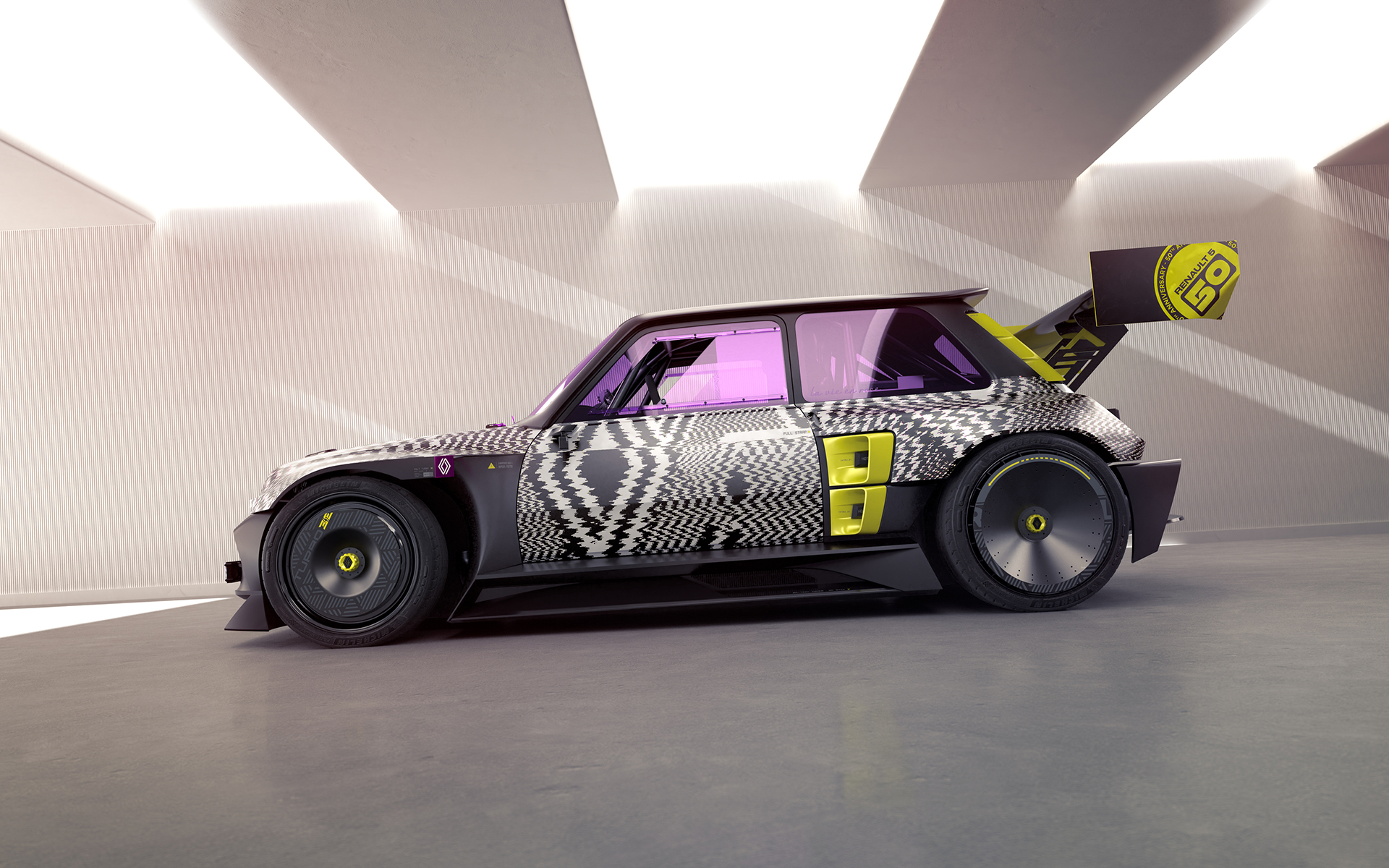 R5 TURBO 3Eのボディサイズは4000×2020×1320mm（全長×全幅×全高）、ホイールベースは2540mm