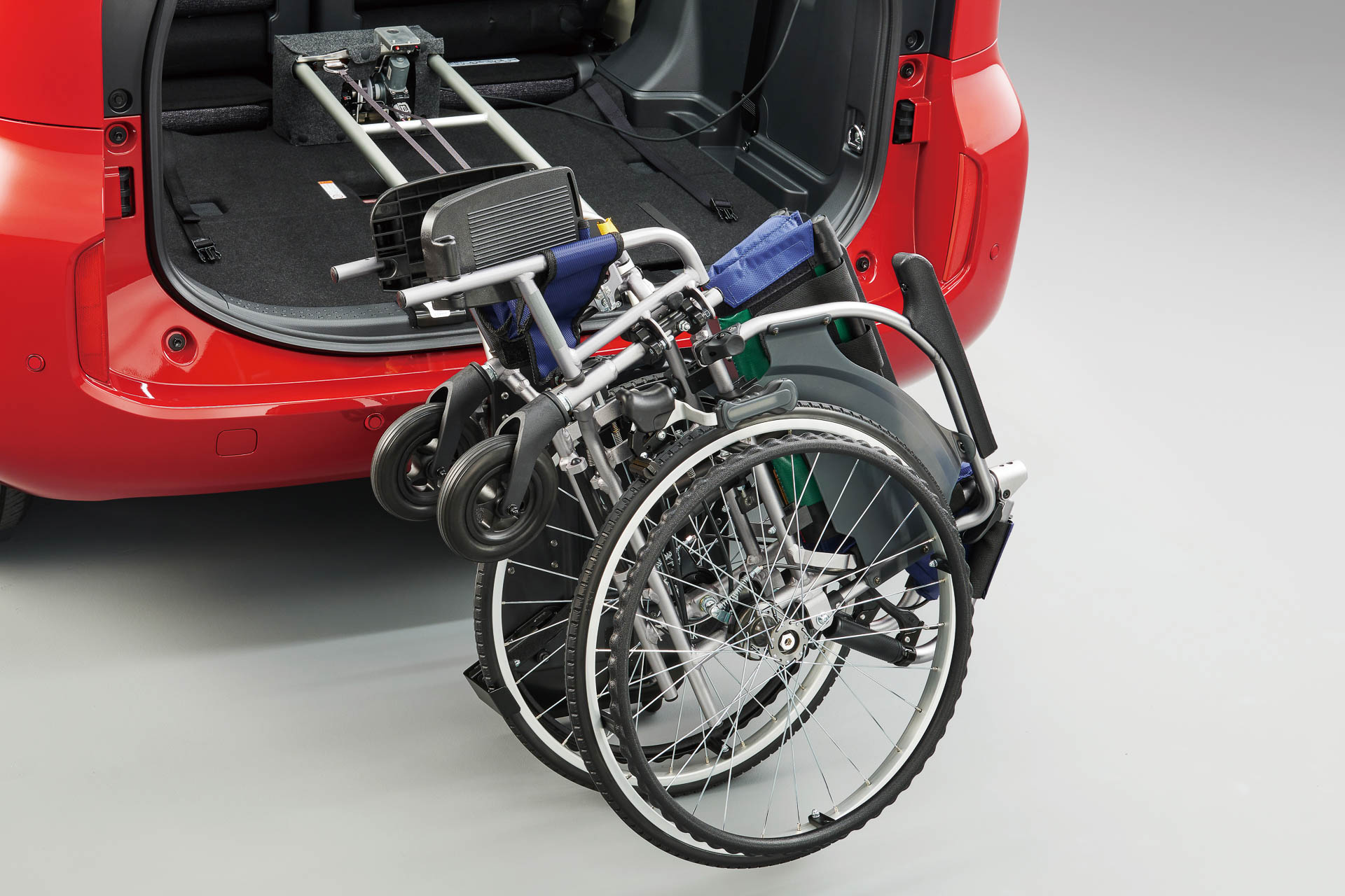 車いす収納装置