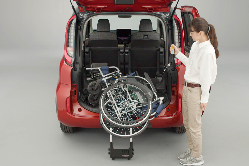 トヨタ、既販車に後付けできる車いす収納装置 新型「シエンタ」から