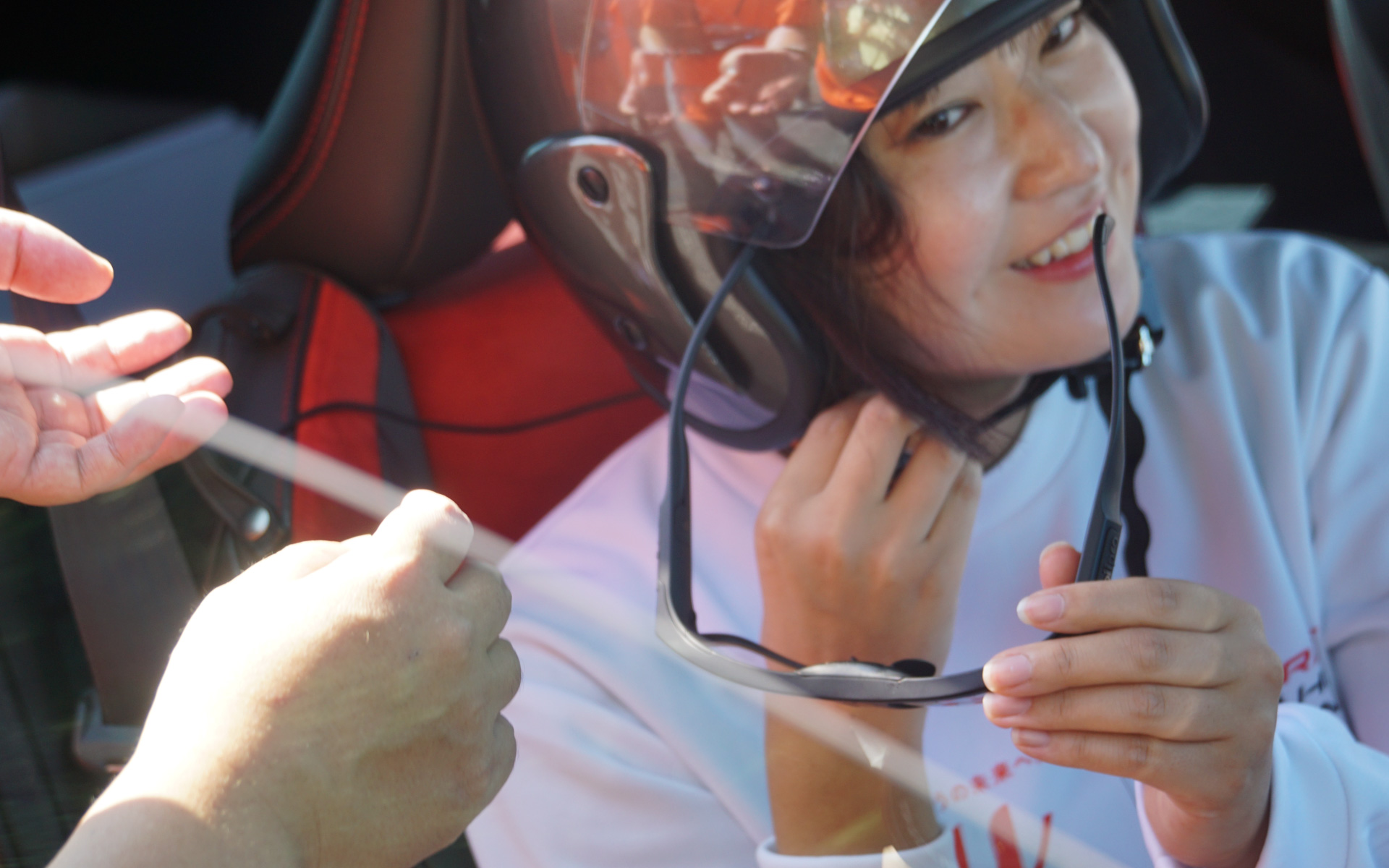 目の動きを感知するゴーグルも装着