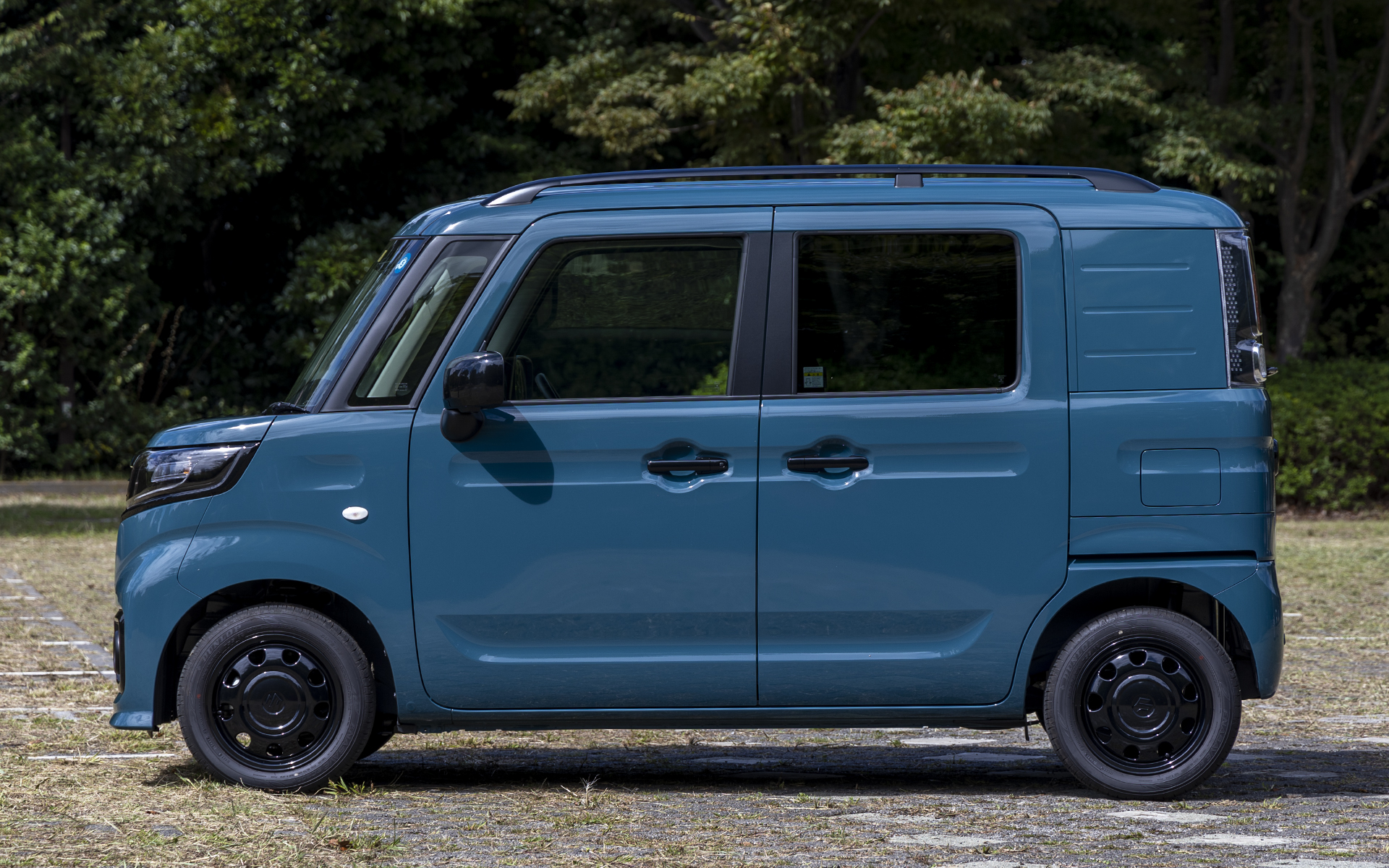 8月26日に発売されたスペーシア ベース。撮影車のグレードはXF。ボディカラーはデニムブルーメタリック。XFの価格は154万7700円（FF・CVT）と166万7600円（4WD・CVT）