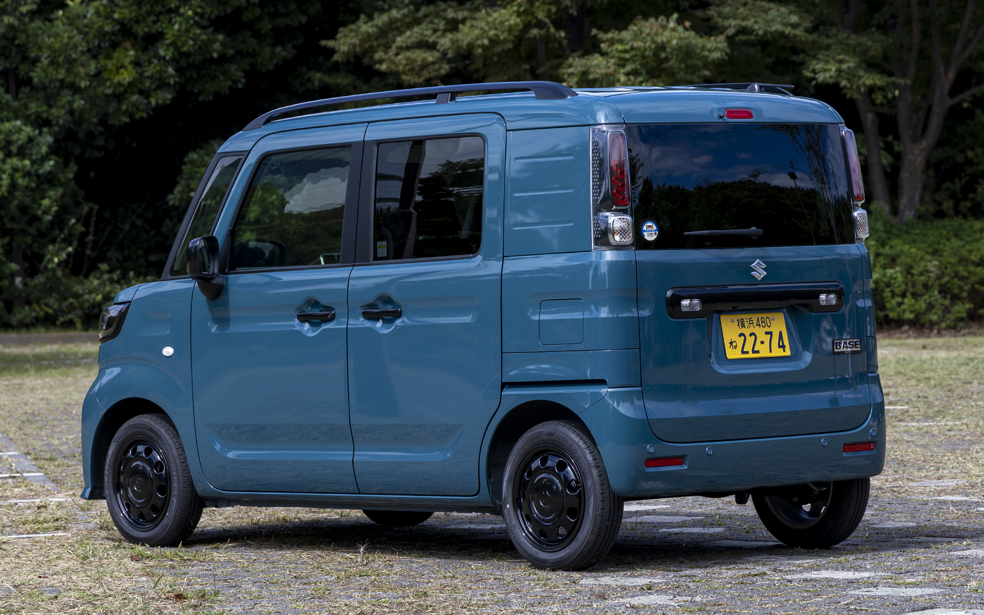 8月26日に発売されたスペーシア ベース。撮影車のグレードはXF。ボディカラーはデニムブルーメタリック。XFの価格は154万7700円（FF・CVT）と166万7600円（4WD・CVT）