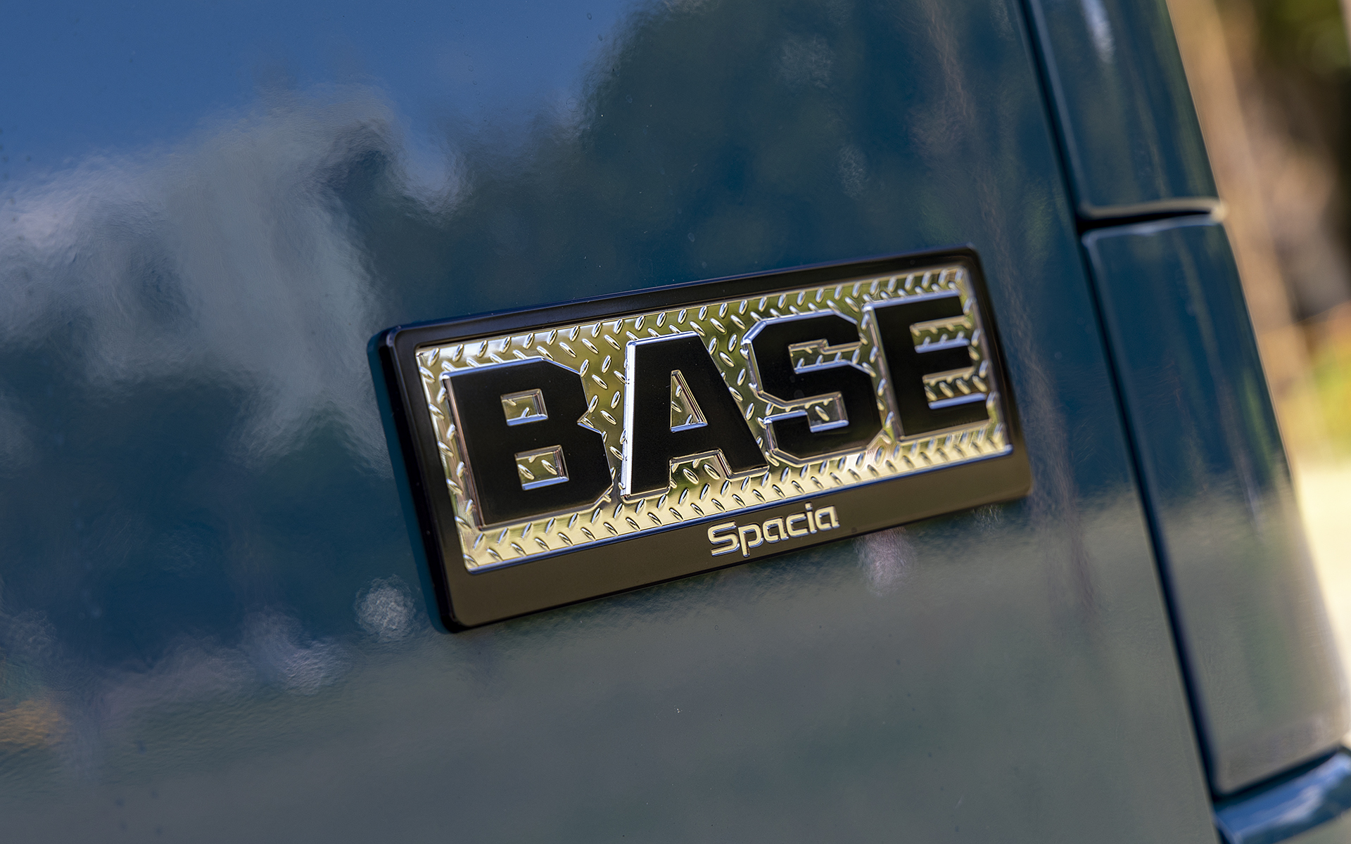 エンブレムは滑り止め形状の鉄板の上にロゴを載せたようなデザイン。細かいところだがこういう部分も軽商用バンにはない仕様。プライベートユースを主体とする4ナンバー車という新しいジャンルならではのことだろう