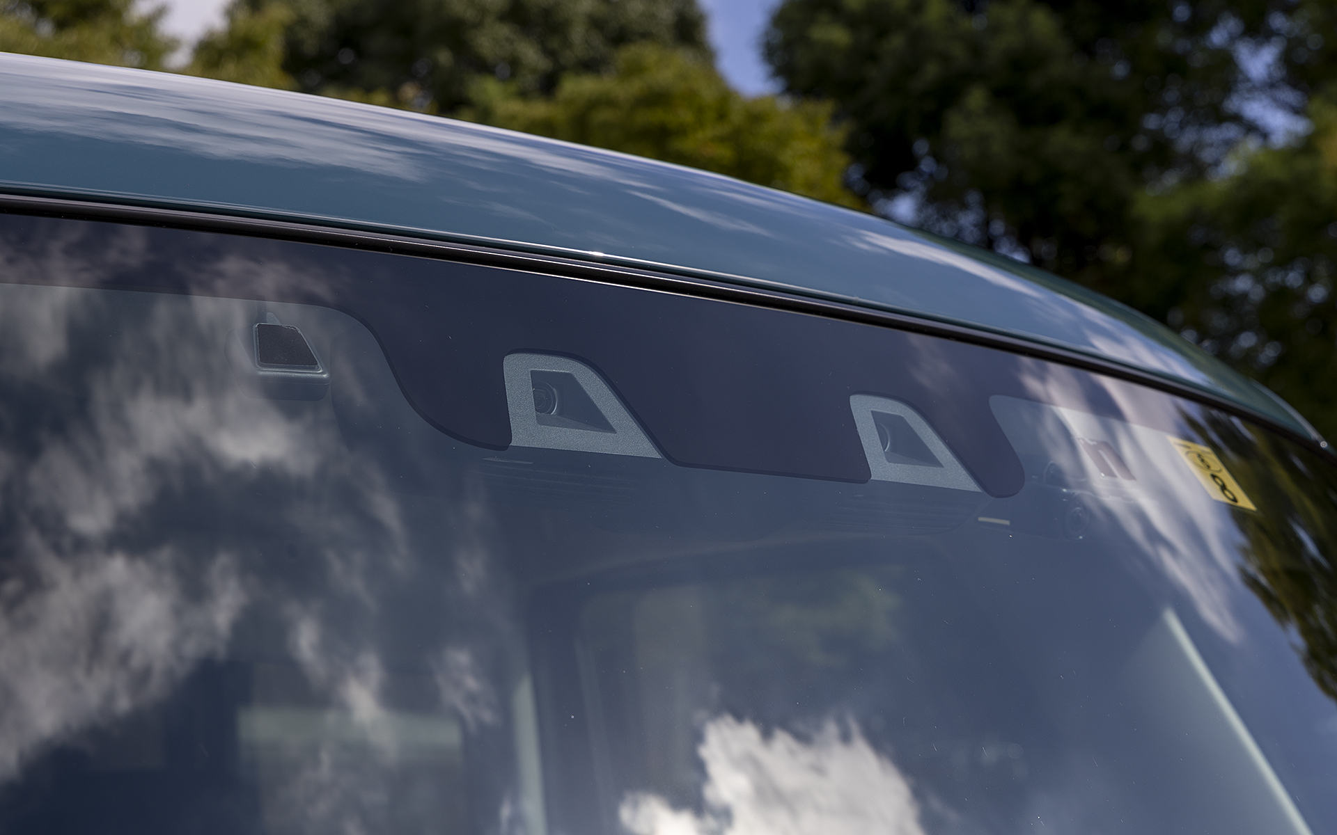 夜間の歩行者も検知するデュアルカメラブレーキサポートなどを採用するスズキセーフティーサポートを全グレードに標準装備する