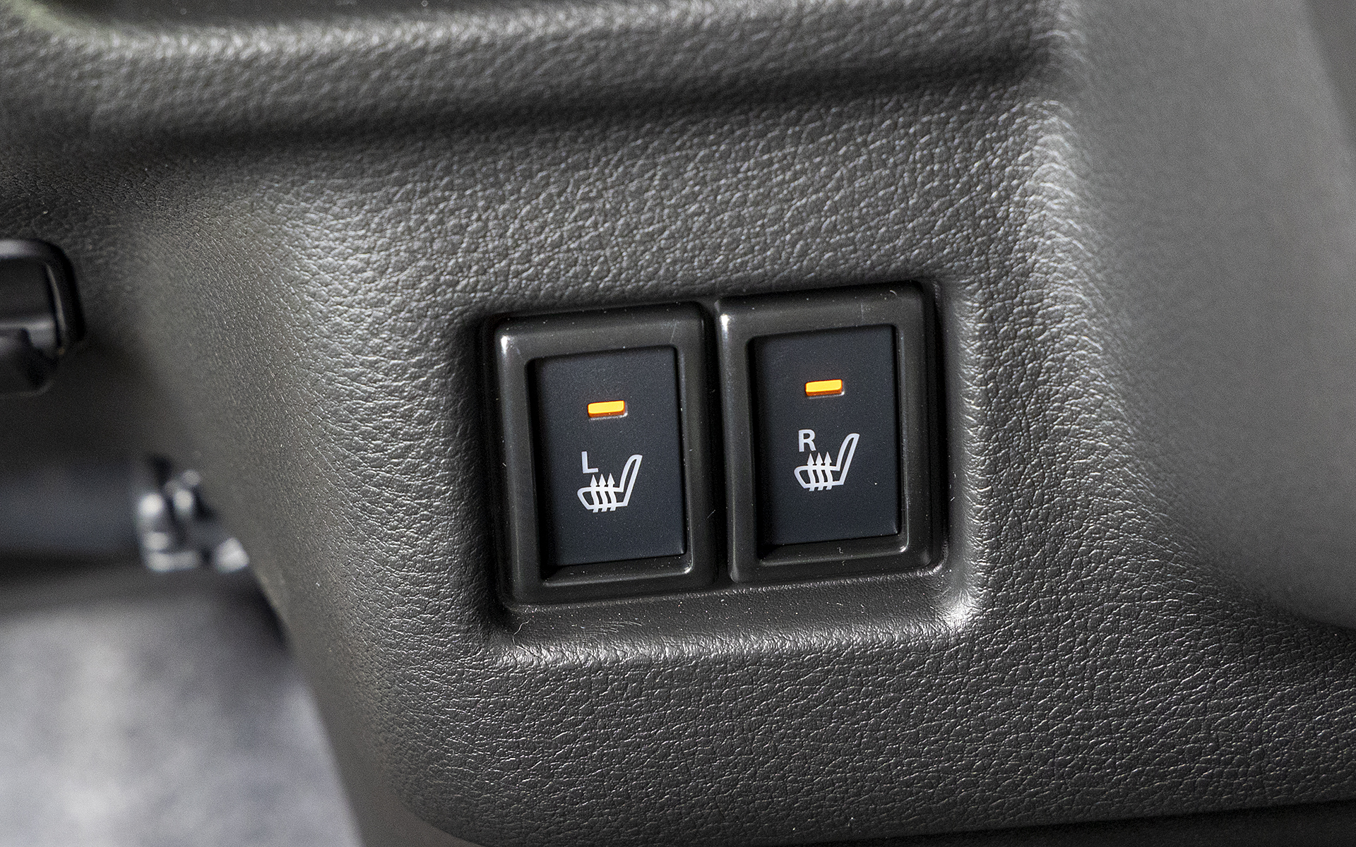 XFグレードの前席は左右ともシートヒーター付き。GFグレードは運転席が標準装備で助手席ヒーターは4WDのみの装備となる