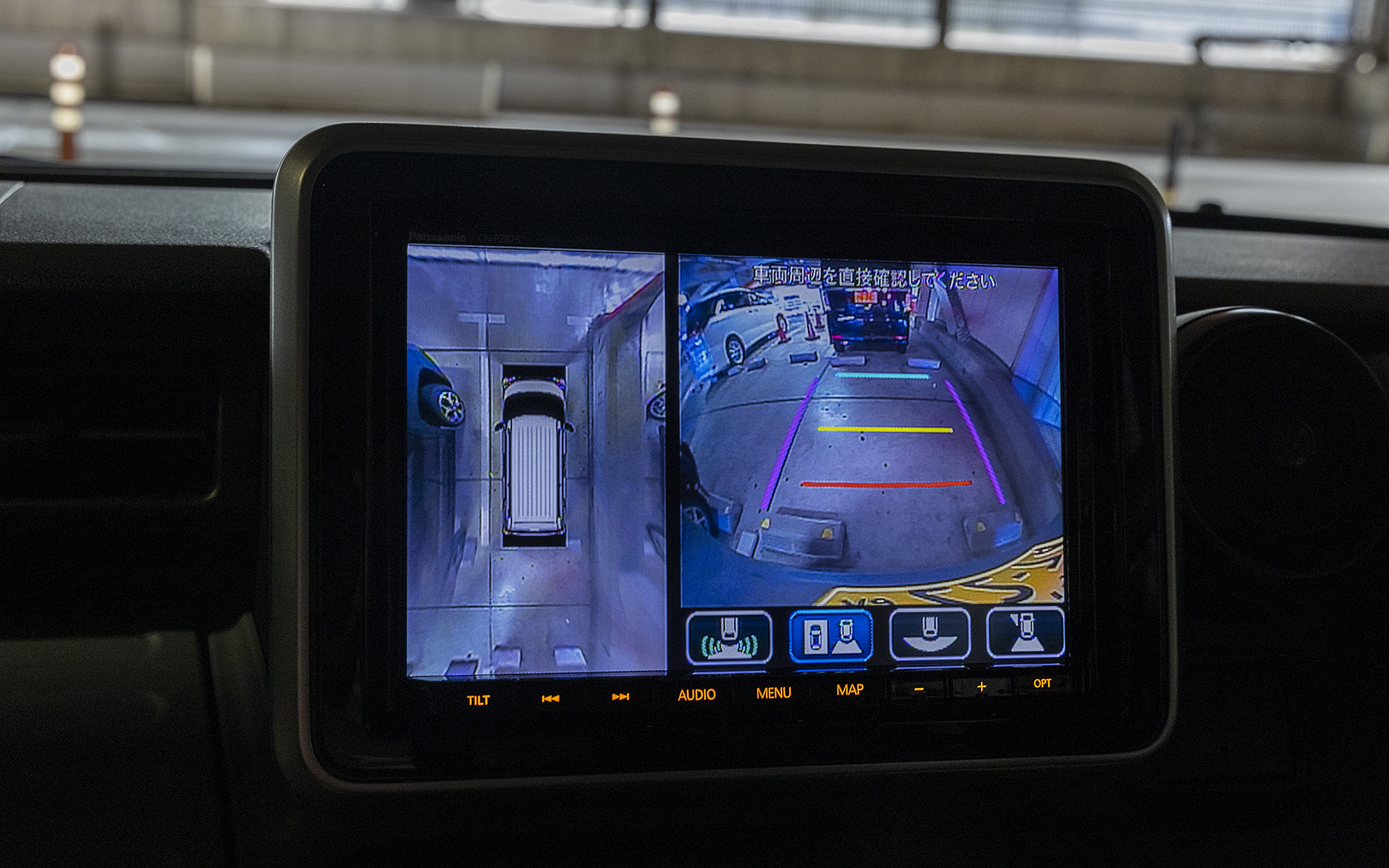 メーカーオプションの全方位モニター用カメラパッケージが装着されていたので8インチナビゲーションがあれば後退時に車両を上から見下ろしたような表示が出る
