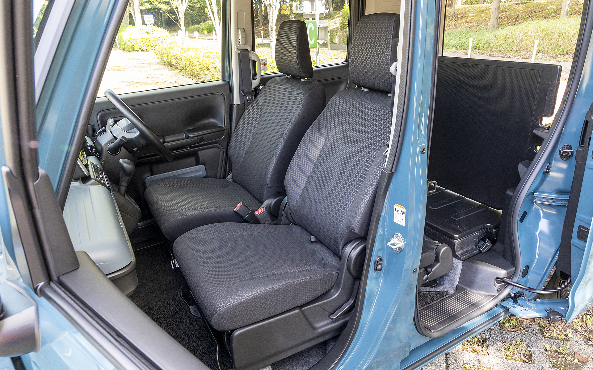 フロントはスペーシア同様のシートなので座った感じもいい。表皮は撥水機能付き。シート高も高すぎず低すぎずなので、足腰が弱ってきた高齢の方などを乗せるときにも便利