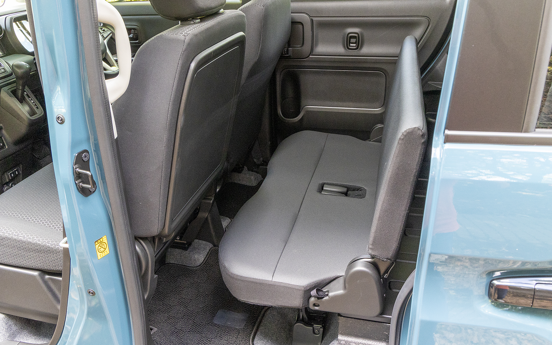 軽ワゴンのスペーシアシリーズとはリアシートが大きく異なる。4ナンバーの要件を満たすため、スライド機構はなくリクライニングもしない。また、ヘッドレストもない