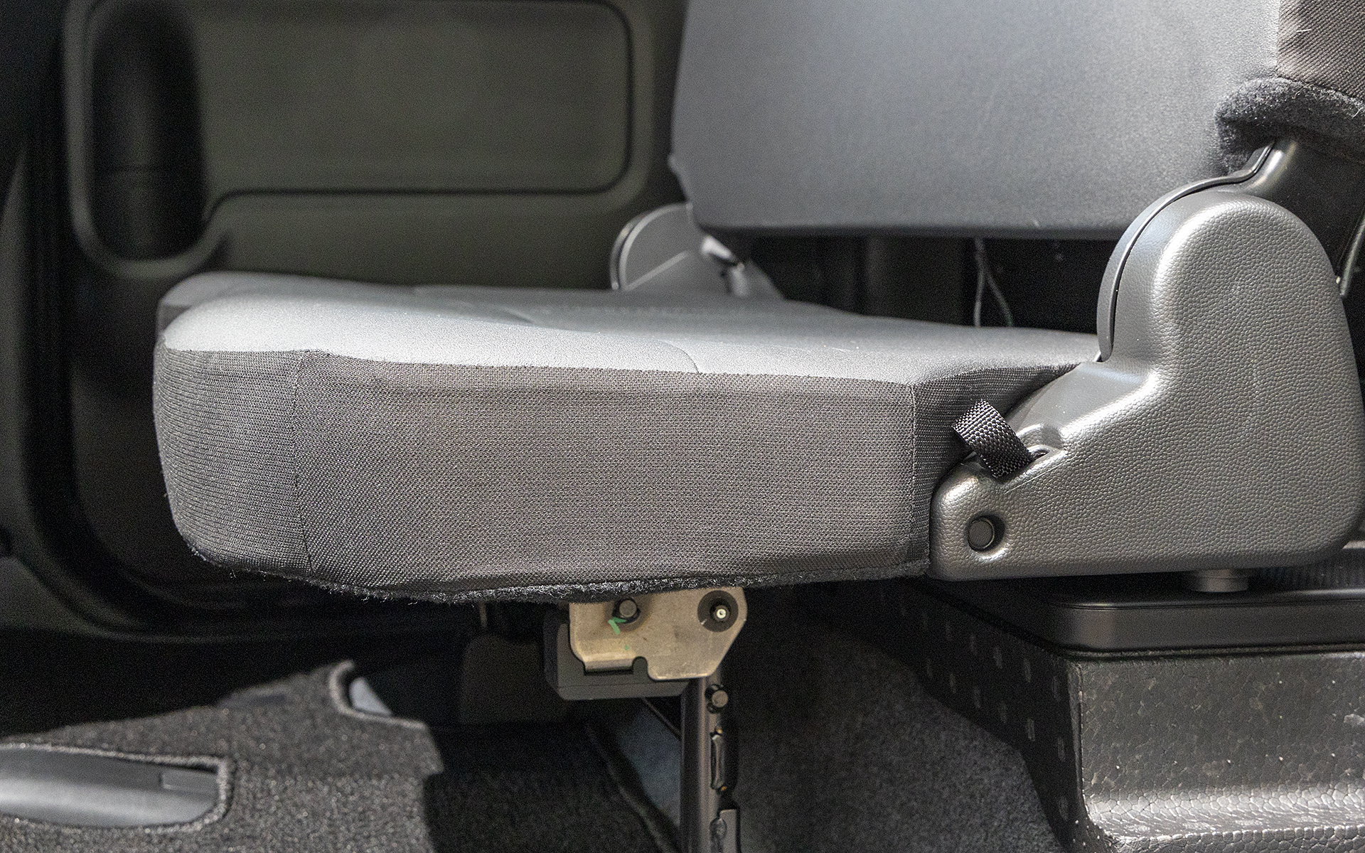 窮屈なリアシートだが座面の厚みがしっかりあるので、座った感じはN-VANのリアシートよりいい