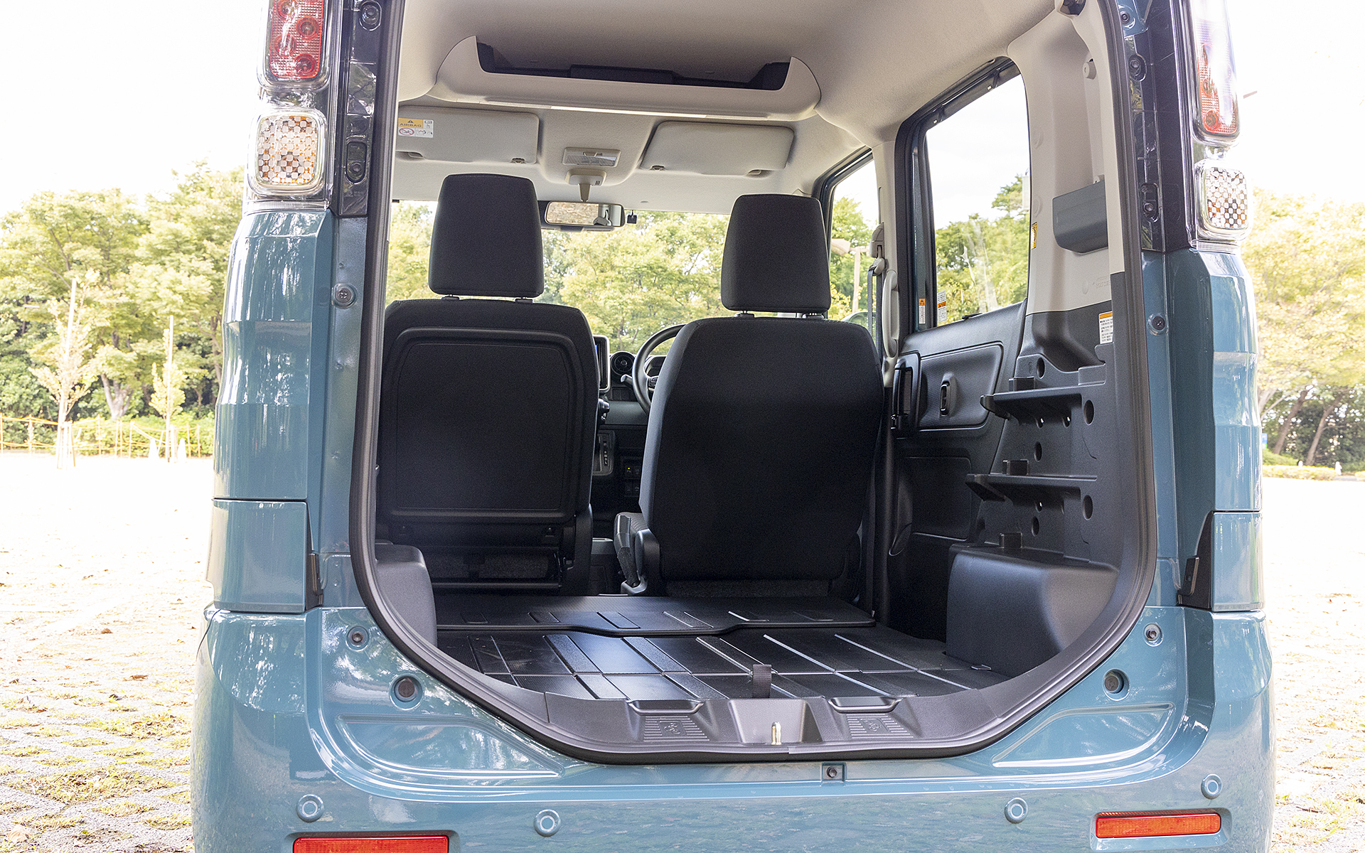 後席をたたんだ状態にすると一辺が約1.3mの四角いスペースができるので、大きめなアウトドア向け収納ボックスでも3つは置ける。天井までの高さもあるので収納ボックスを重ねたり、上にシュラフなどを置いたりも余裕。また、スペースに余裕があり出し入れする開口部も広いので、パズルのような積み込みをしないでいいのは出発のときはもちろん、キャンプを終えた朝の撤収時に「便利だぁ」と感じるだろう