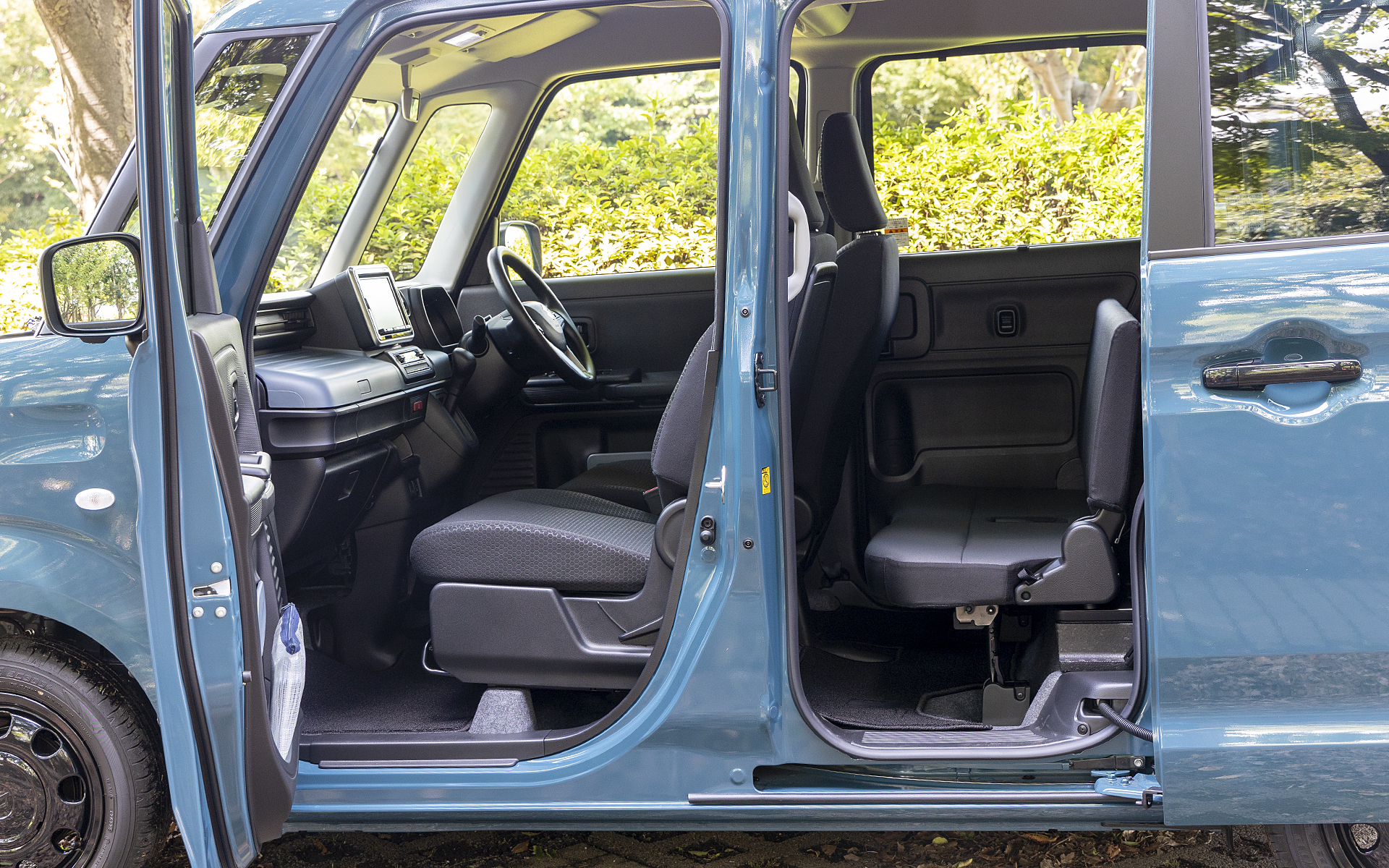 リア側のスライドドアからも荷物にアクセスできるのは便利だ