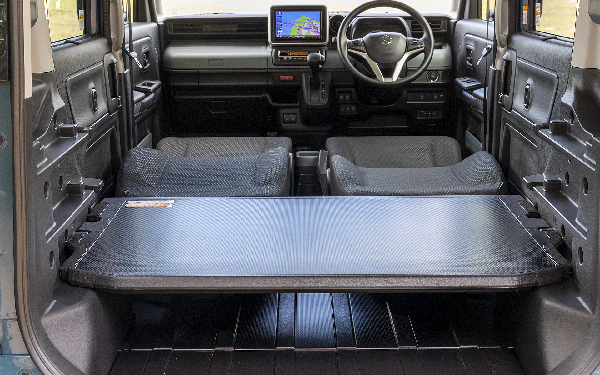 マルチボードを利用して就寝スペースを作ったところ。ボード部分は固く、シート部分は段差があるので、1泊するなら厚みのあるマットを併用したいという印象