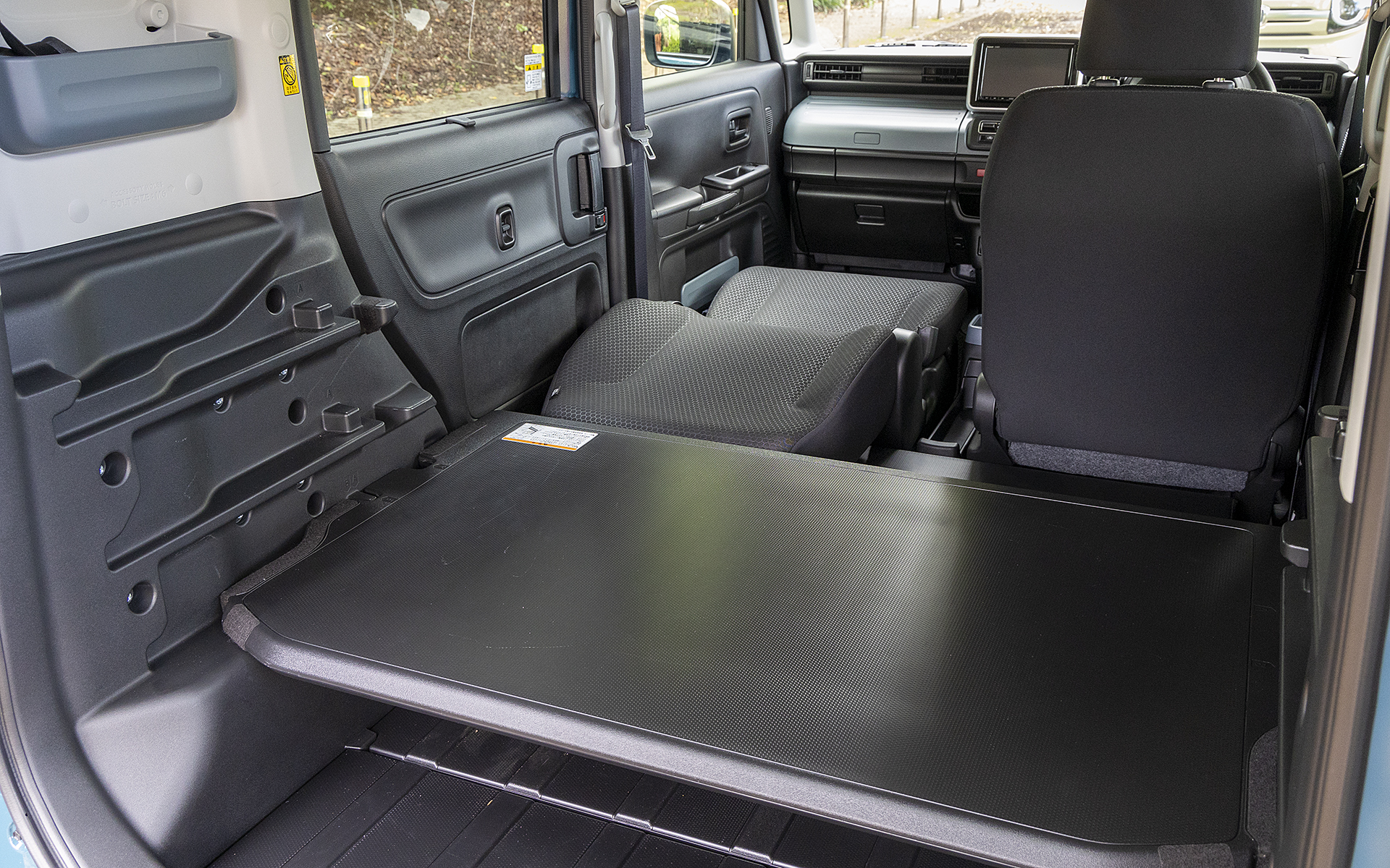 ソロモード。運転席がそのままなのでシュラフなどを片づけなくても移動できるのが便利。マルチボードを展開した状態で走行する場合はマルチボード固定用アタッチメントを使用する