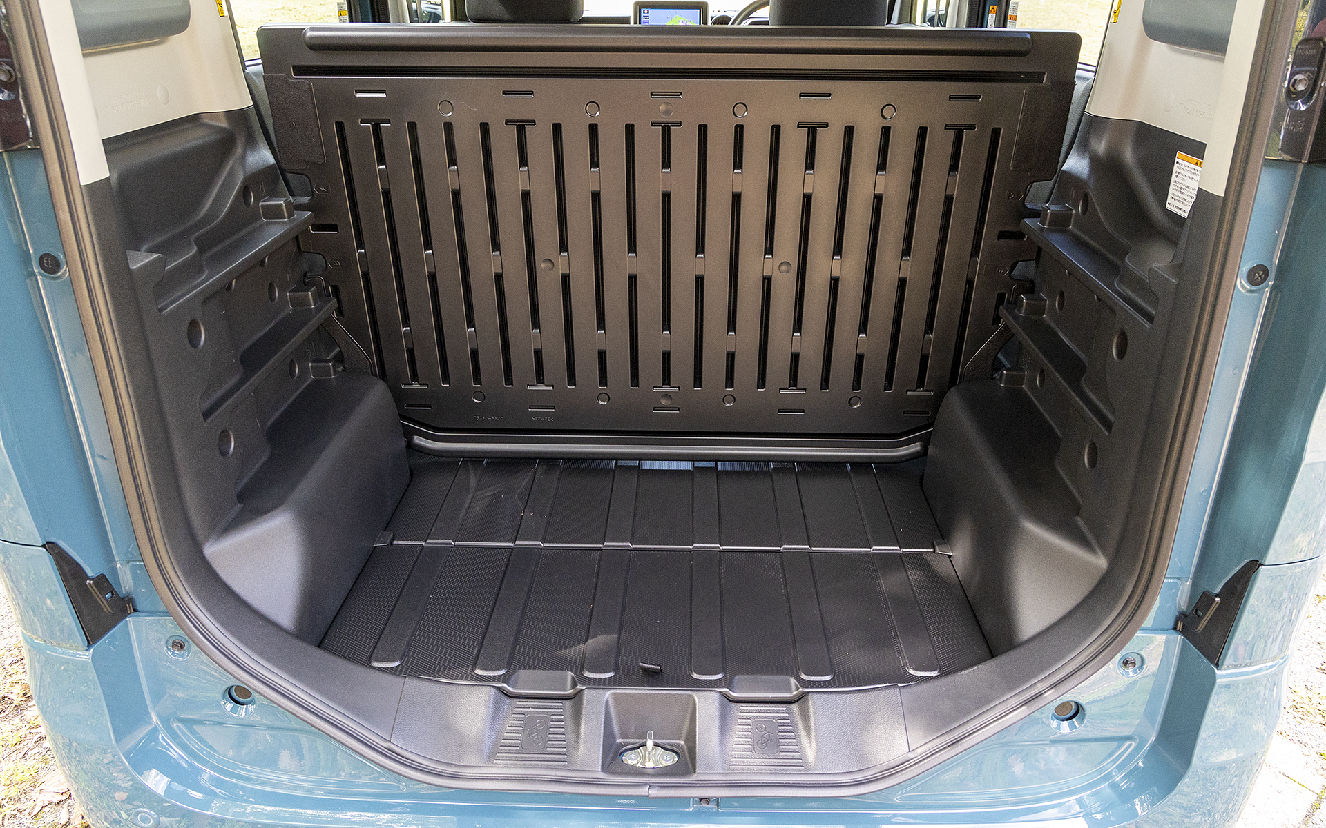 ボードの裏側にもユーティリティフックをつける穴が欲しかった。スペースに限りがある場合は「壁に沿って立てて積む」というやり方も有効なのだ