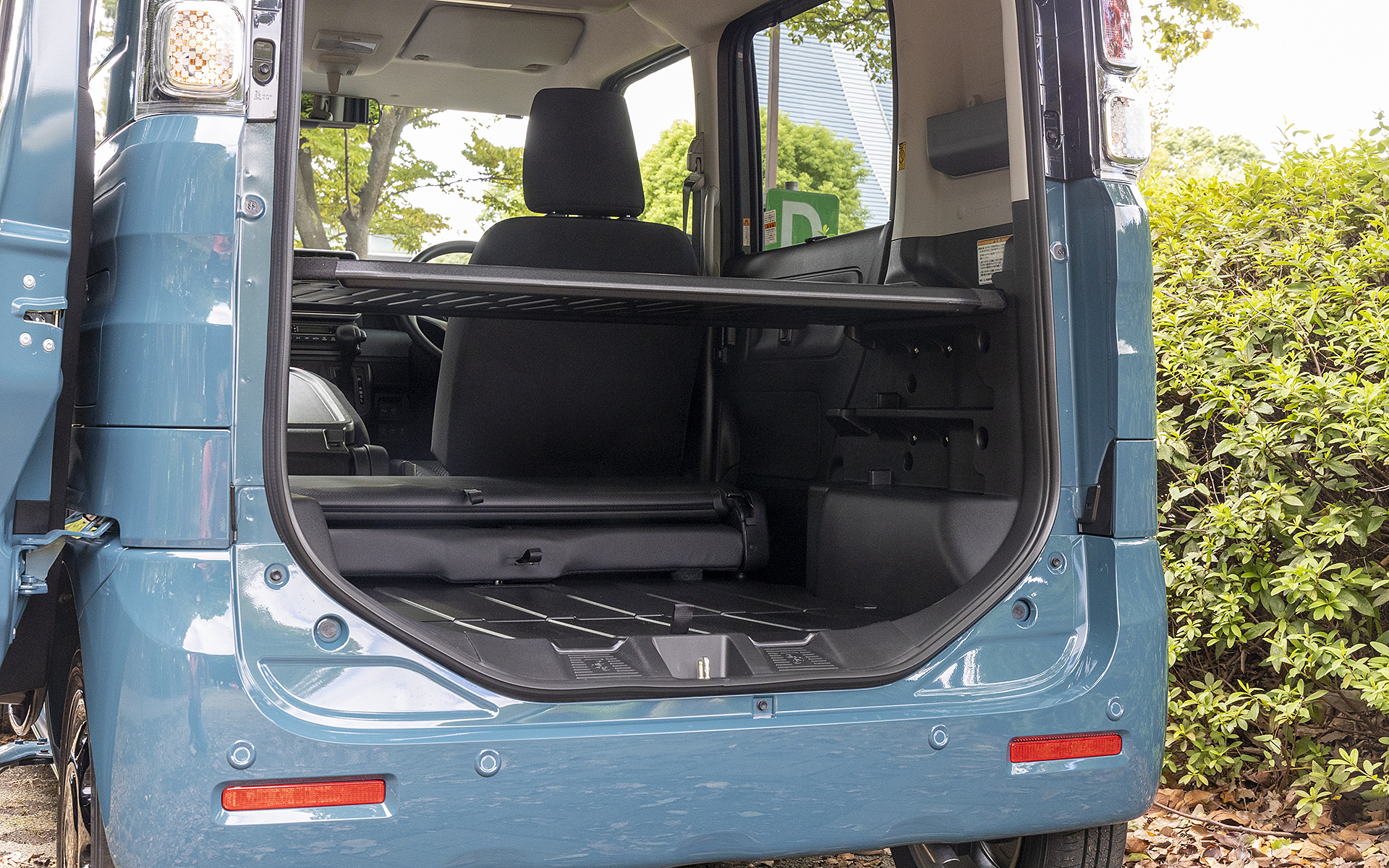 マルチボードはセットする高さが変えられる。上段のこの位置はマルチボードを机として使えるモード。イスはたたんだリアシートだが、クッション性がないので別途敷くものが必要と感じた