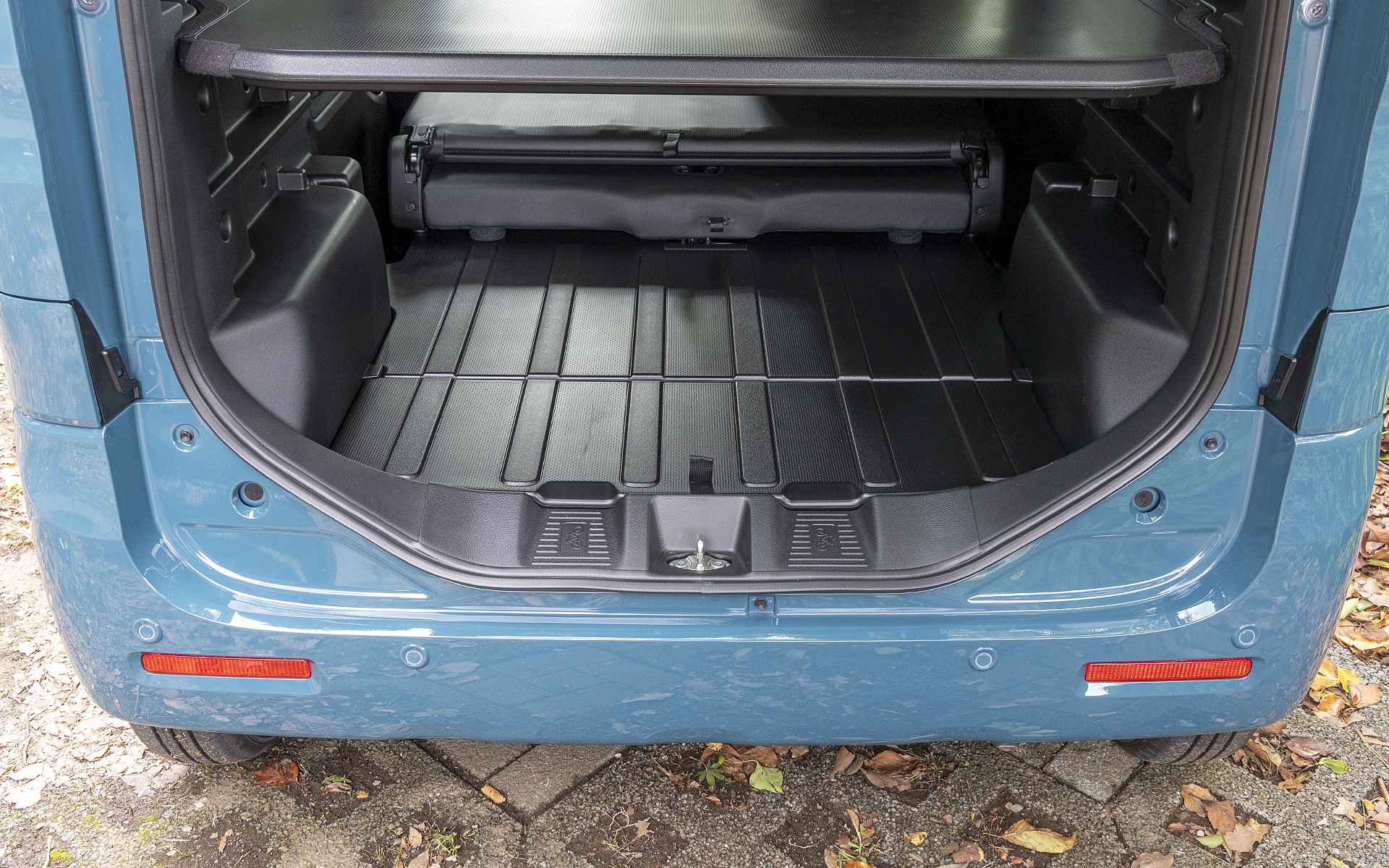 上段モードのときの足下スペース。イスが低いのでローチェアに座った感じで足は前に投げ出すスタイル。足下に荷物がある場合は片づける必要がある