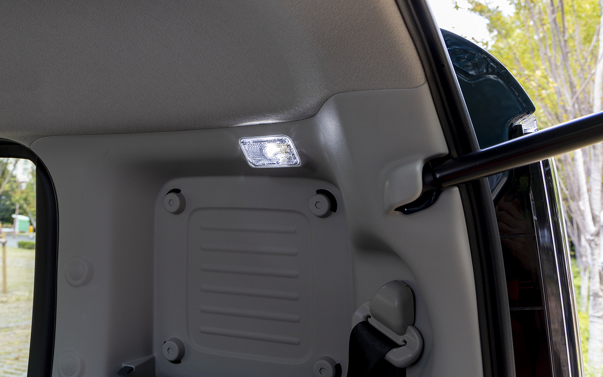 右リアにLEDルームランプがあるので作業灯になる