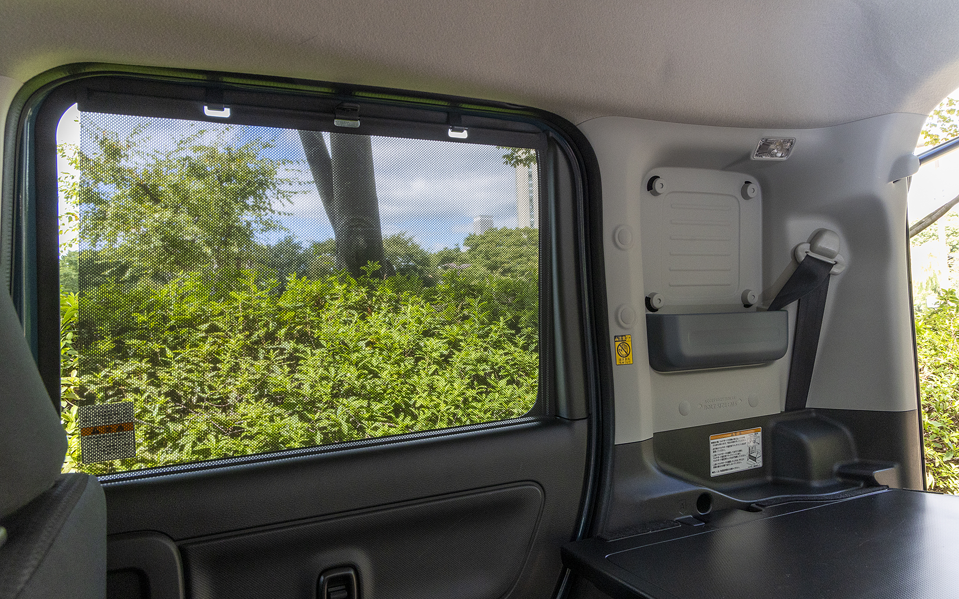 スライドドアの窓には遮光性のある引き出し式のロールサンシェードが付いている。これもデスクモードのときに便利だと思う