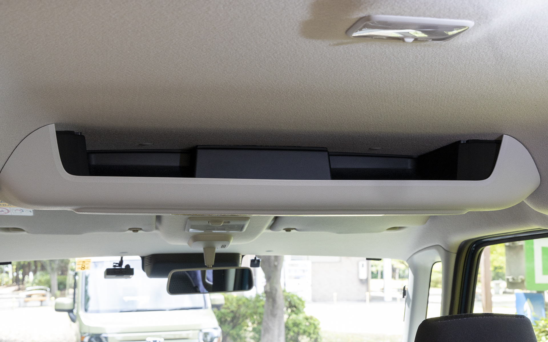 上段モードにして座った状態の頭の上に小物入れもあるので、資料などを入れておける。デスクにもなるマルチボードはかなり広いので、たいていの作業ならデスクの上だけで足りそうではある