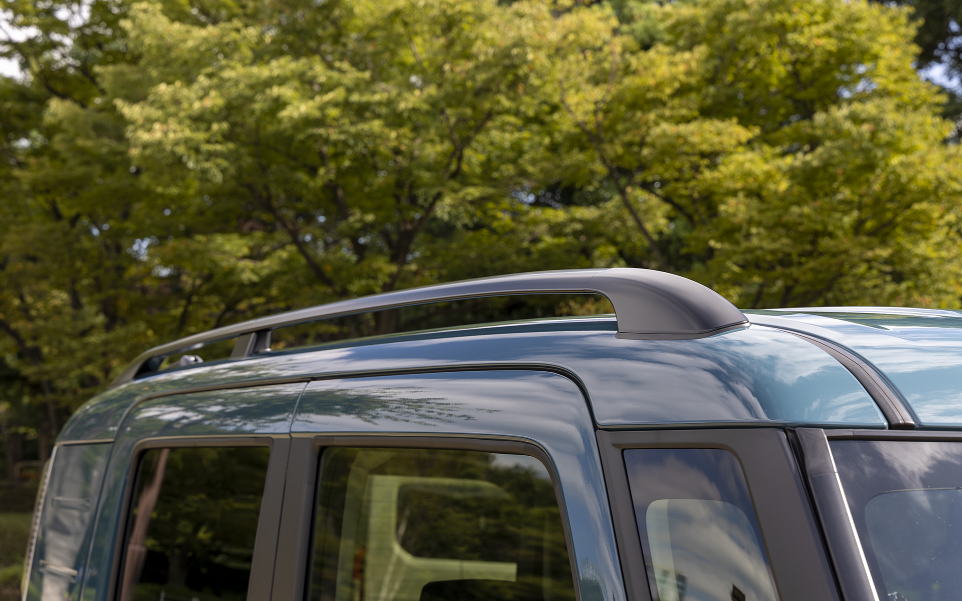 スペーシア ベースのXFにはルーフレールが標準装備されているが、取り付け位置がルーフの端よりなのがいい。タープなどを固定するのにやりやすく、ブラケットなど使用するときもボディに干渉しにくい