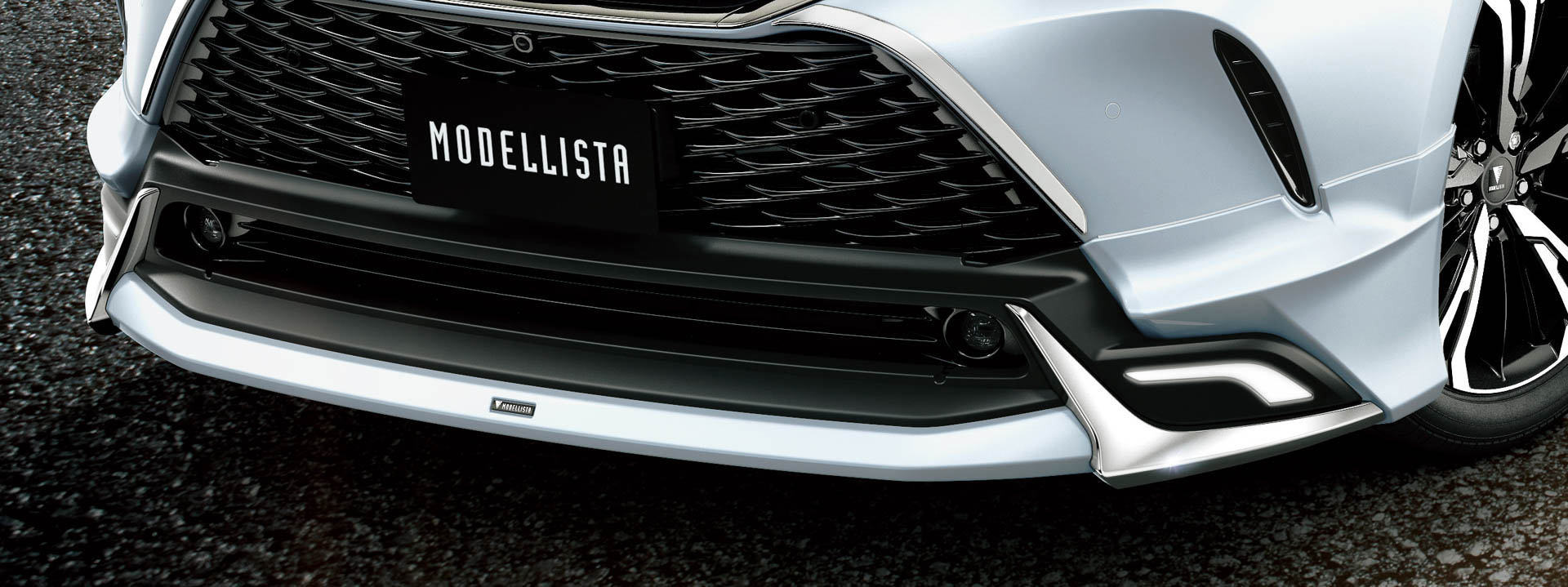 「フロントスポイラー（LED付）」。価格は素地10万2300円、塗装済10万7800円。ロアグリルの構えに沿って縦に伸びる鋭いメッキ加飾と、センターからワイドに広がるボディ色の造形が勘合し、PHEVらしいスマートさと先進性をアピール。左右にはメッキ加飾に呼応した面発光のLEDイルミを配し、輝きあふれるプレミアムスタイルを表現