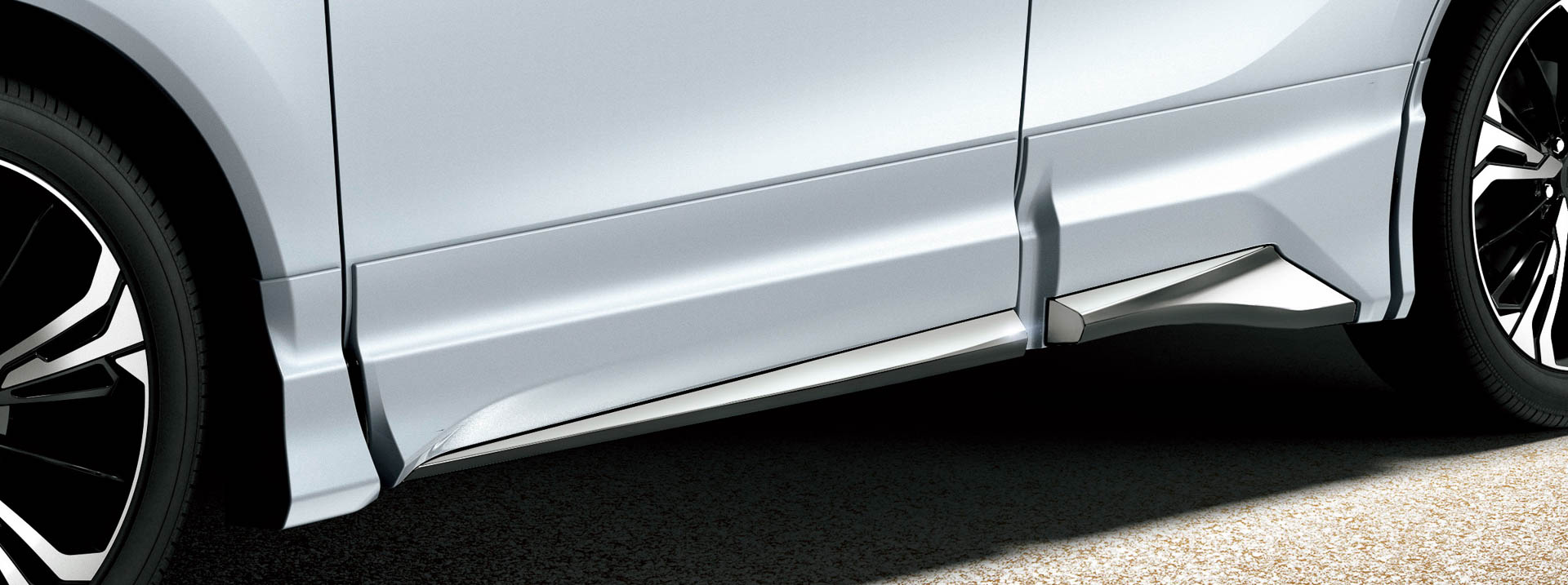 「サイドスカート」。価格は素地6万9300円、塗装済8万2500円。フロントからリアへの流れをキレのある造形で繋ぎ、低重心で安定感のあるフォルムを演出。大型ドアパネルタイプのデザインにシャープな加飾を組み合わせ、存在感のあるダイナミックなイメージを創出する