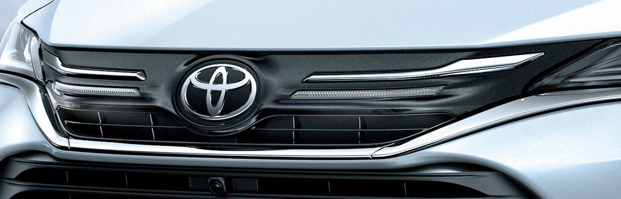 「シグネチャーイルミグリル」。価格は7万4800円。ブラックアウトされたグリル上部にはキレのあるメッキ加飾を配し、引き締まった表情を創出。下側にはLEDイルミをワイド方向に伸ばし、先進的なフロントフェイスを演出する