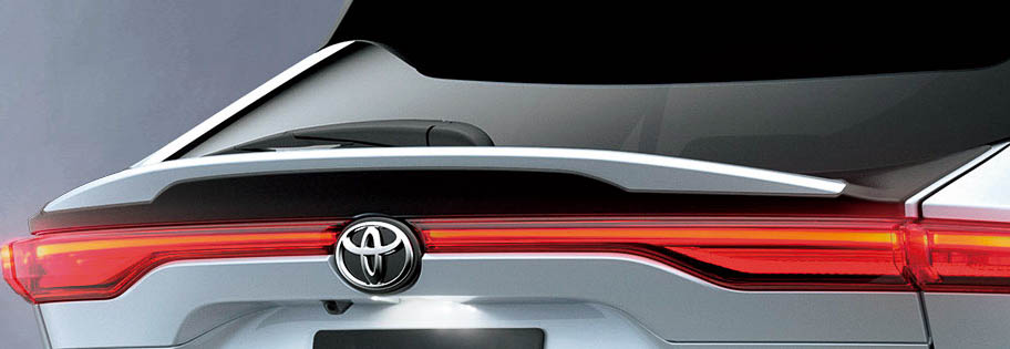 「バックドアスポイラー」。価格は素地が3万5200円、塗装済が4万2900円。ブラックアウトされた中にフローティングデザインのウイング形状を配し、先進的でダイナミックなリアスタイルを強調