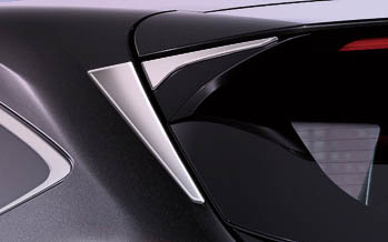 「バックドアエアロプレート」。価格は2万7500円。バックドアとピラーにセパレートされたL字のメッキアクセントにより、高級感のあるリアスタイルを演出