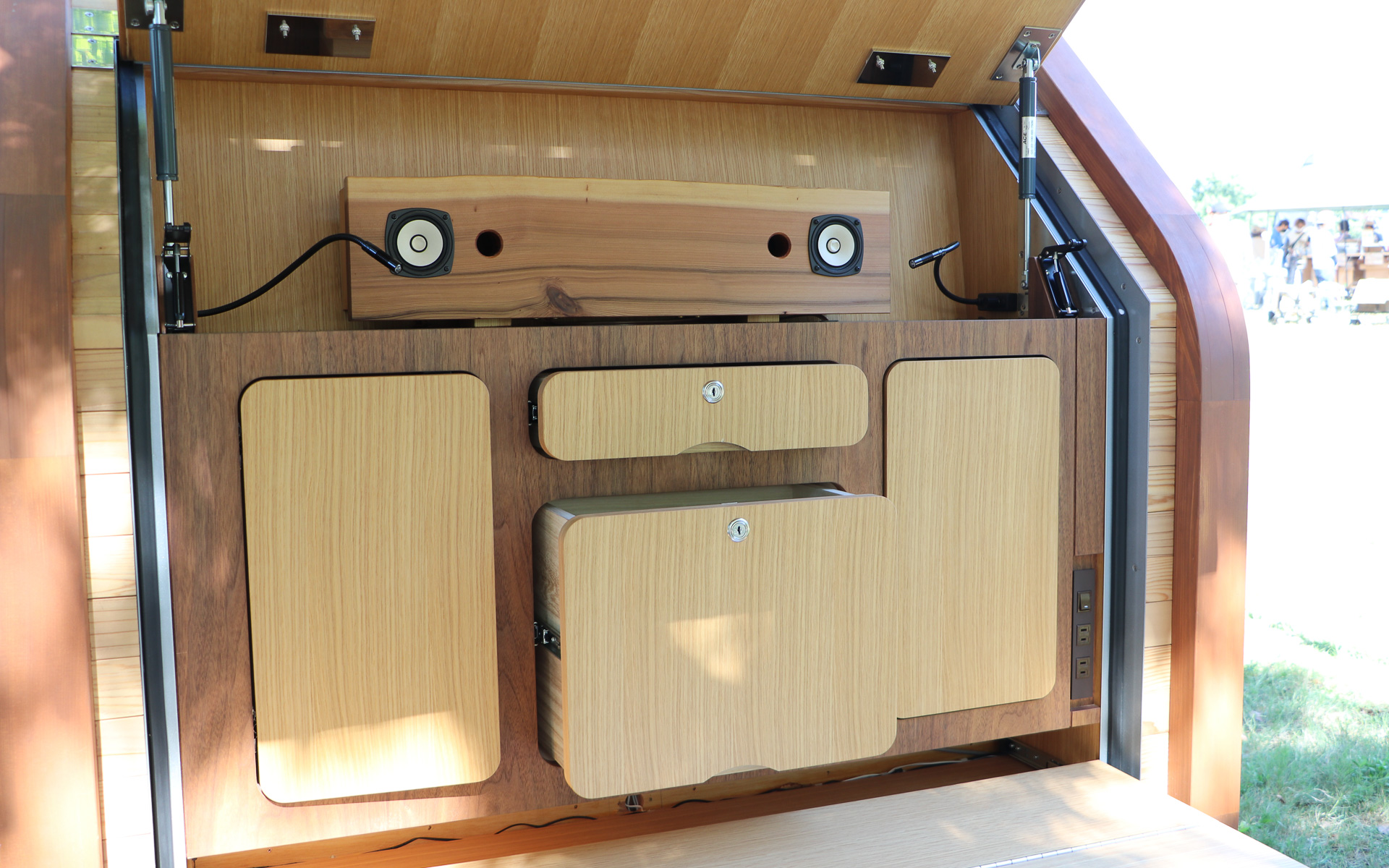 背面にはスピーカーや小物入れを配置