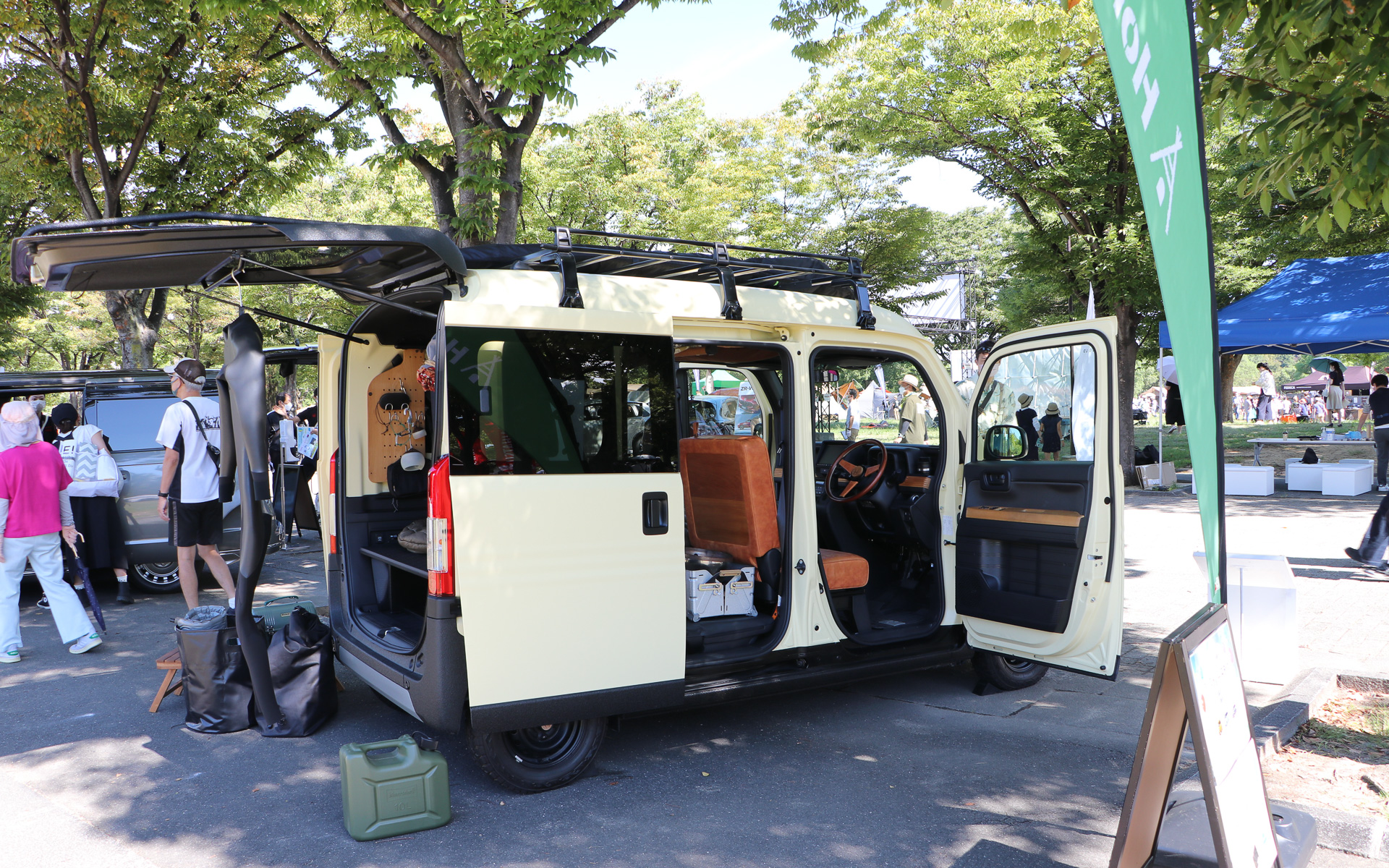 コンパクトなボディながらたくさんの荷物を搭載できることがよく分かる展示