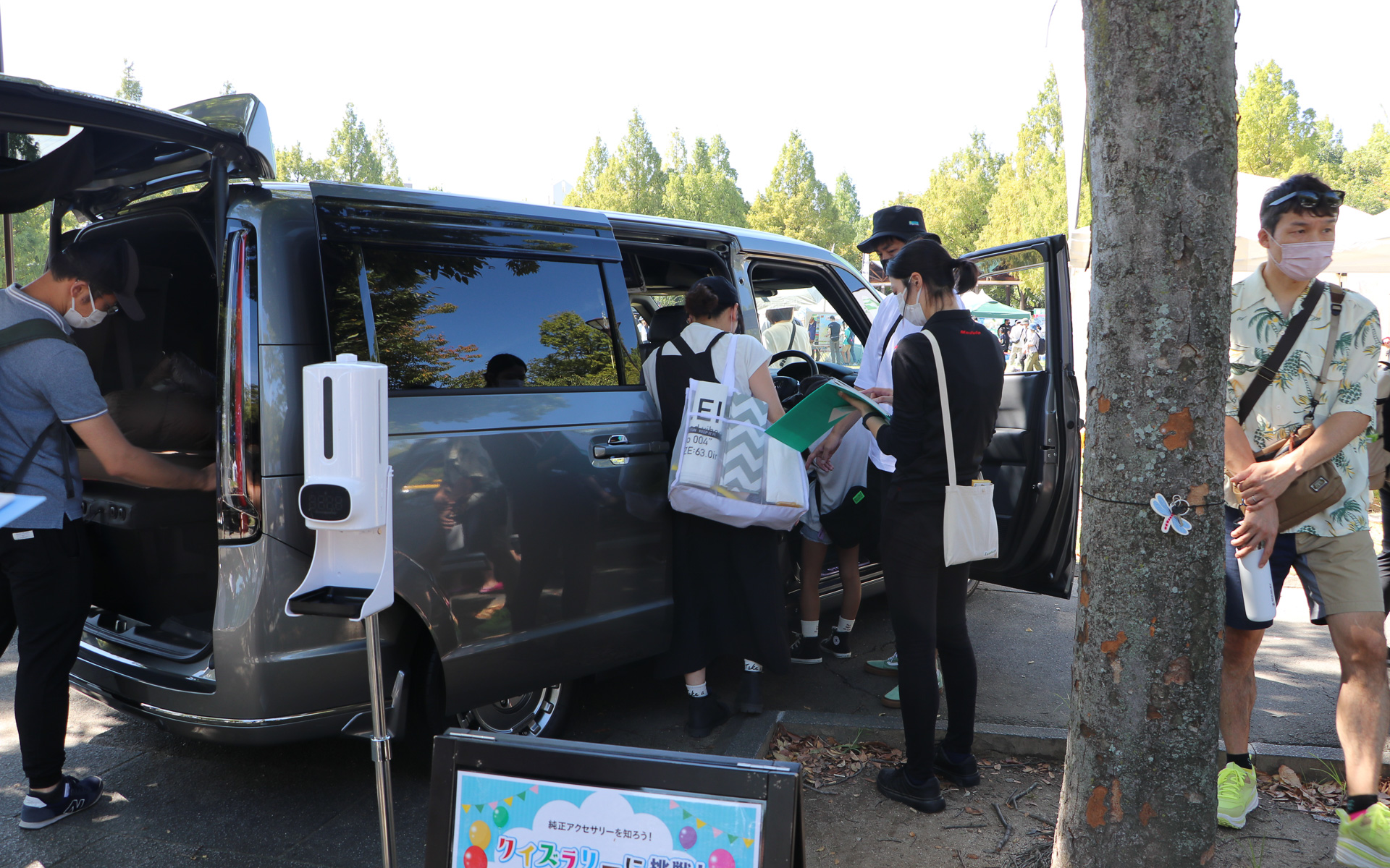 室内をチェックする来場者が多かった