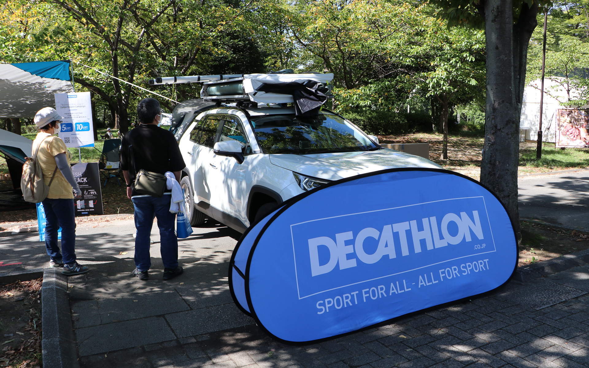 テントが閉じている状態からはしごを伸ばし、はしごを下に引き下ろすことで2つ折りになっているテントが展開。開いたらはしごの長さを調整すれば設営完了