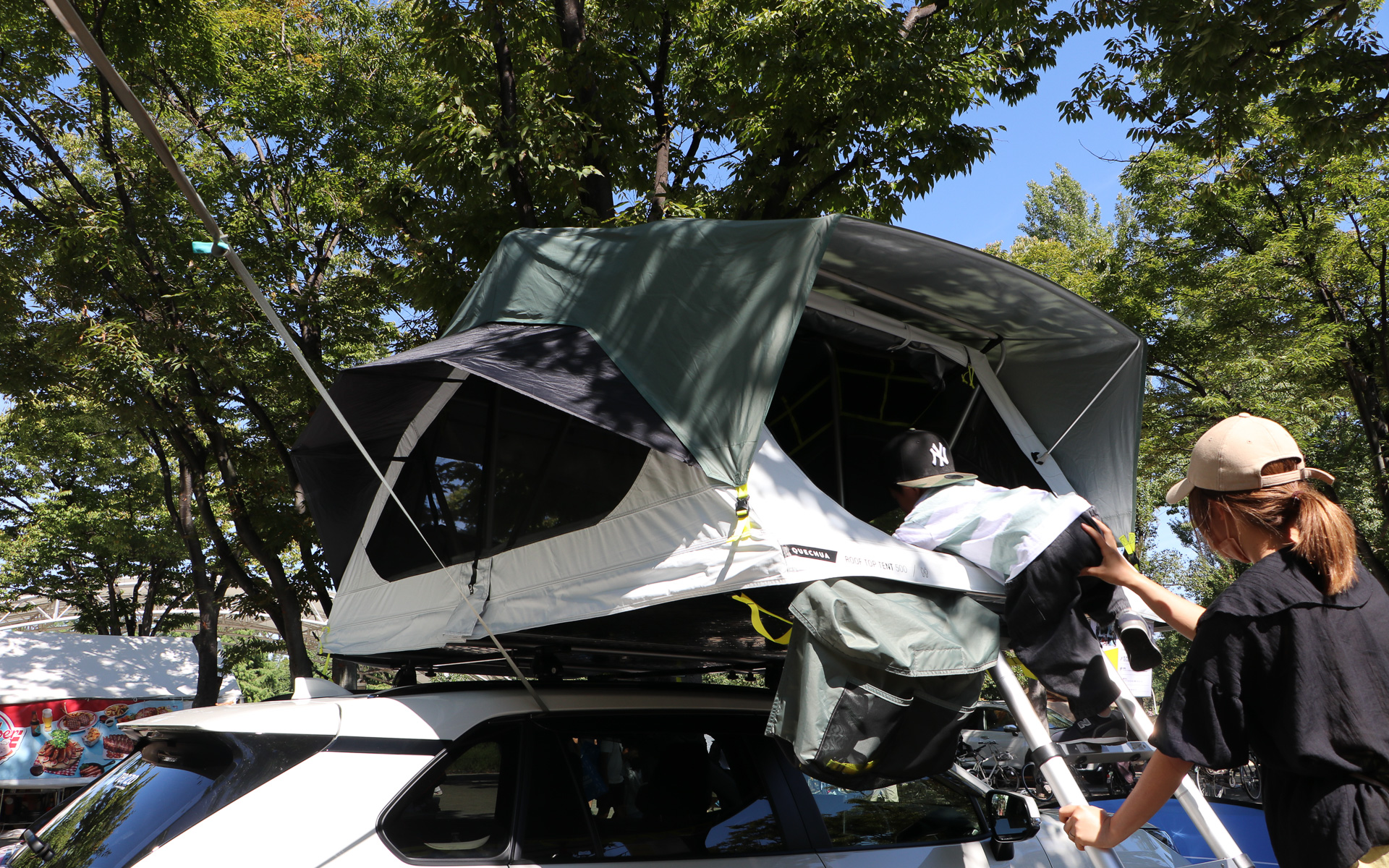 テントが閉じている状態からはしごを伸ばし、はしごを下に引き下ろすことで2つ折りになっているテントが展開。開いたらはしごの長さを調整すれば設営完了